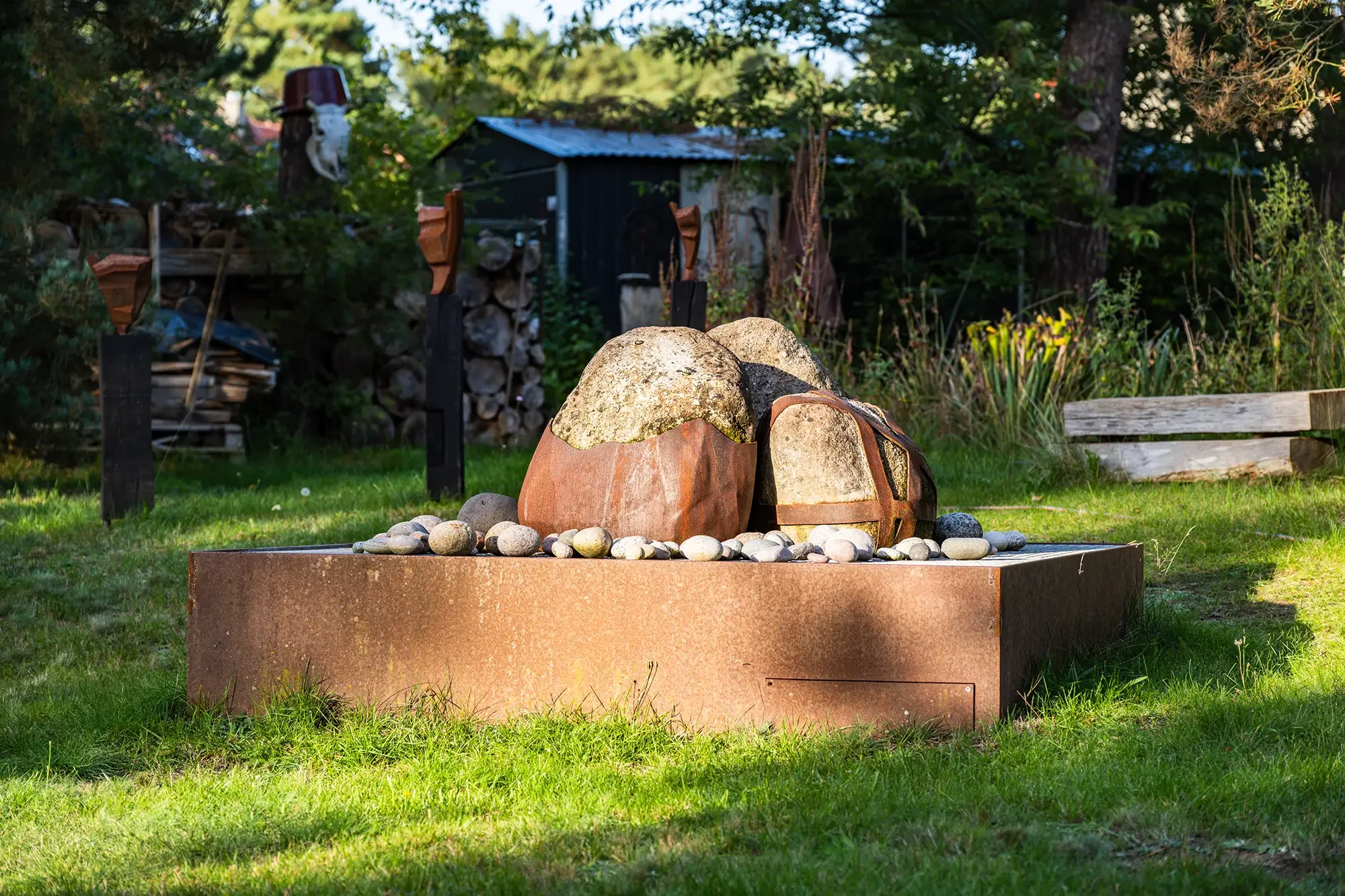 Brunnen aus Metall und Stein