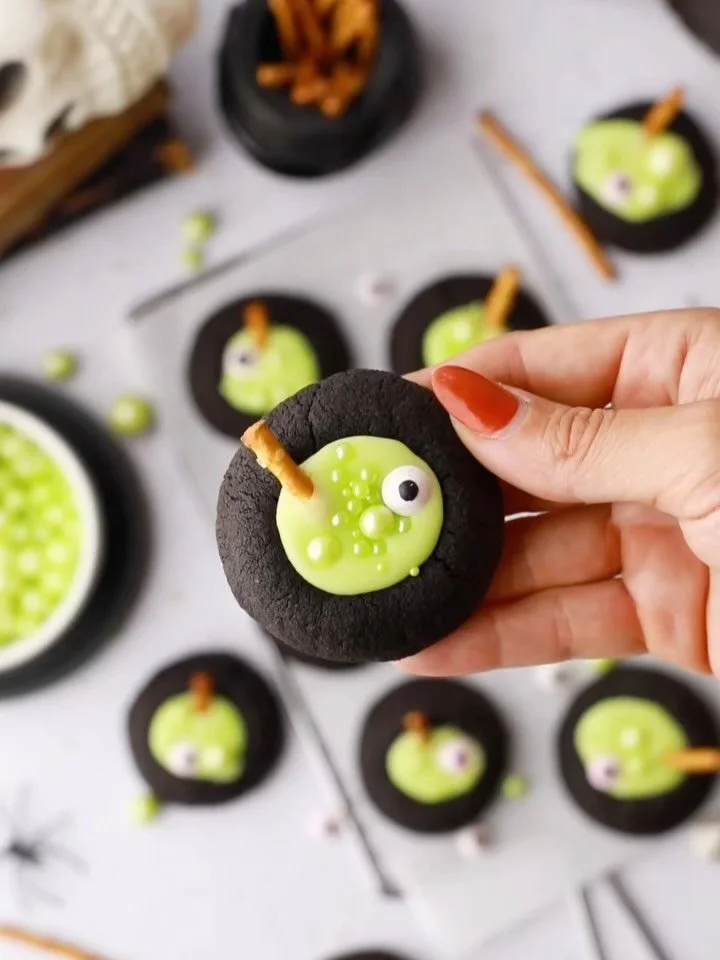 There&rsquo;s still time 💀👻🎃

Plus they&rsquo;re all ready in 30 minutes or less. 
Find all recipes on my website now! 

#halloweenbaking #30minutebakes #halloween #spookybakes