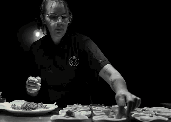 Detrás del bullicio; tras bastidores