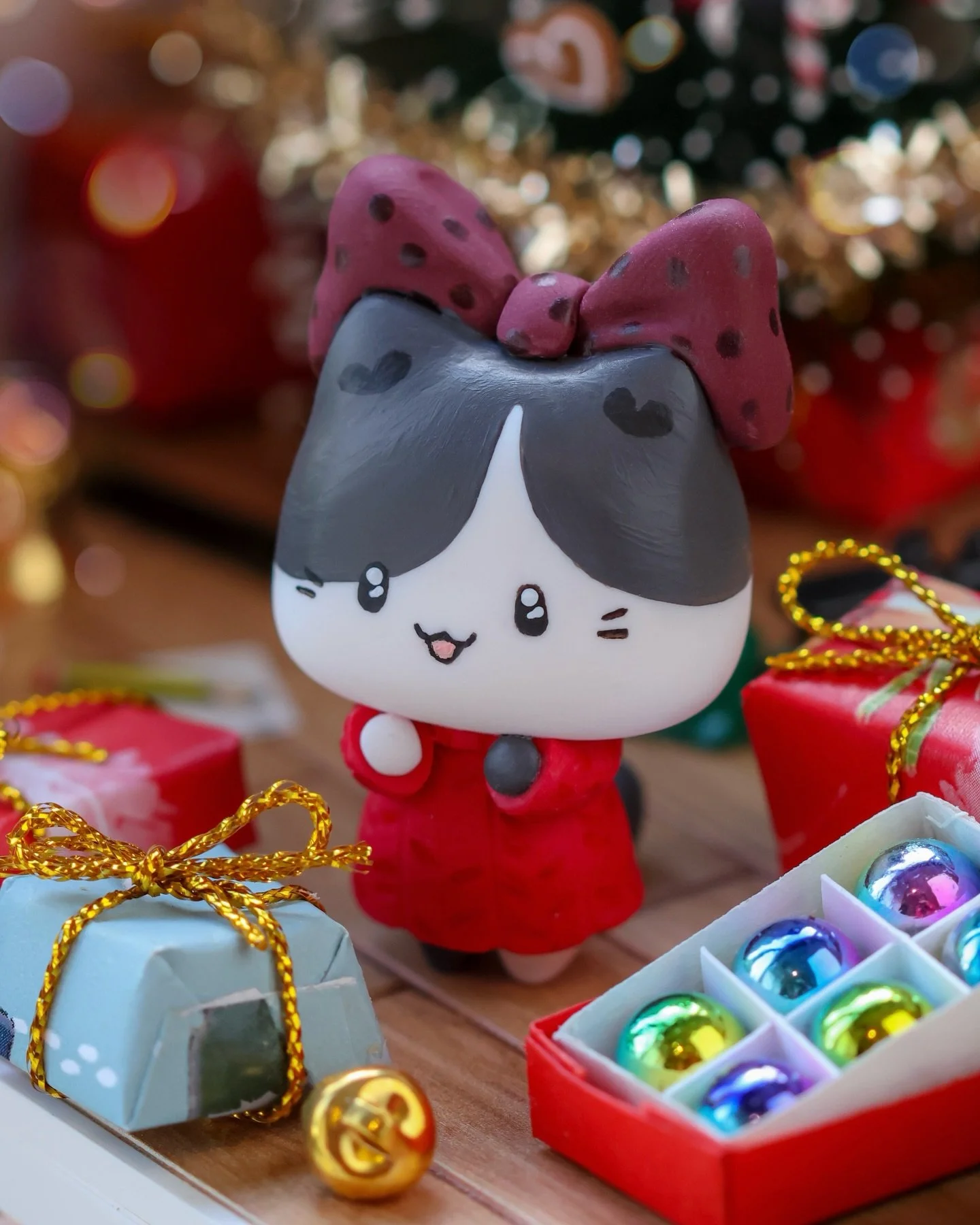 do you have all your holiday prep done before December 1st ?? ⋆.˚˖࿔ ࣪🎄

Cassi was running a bit behind schedule this year and only just finished stacking gifts around the christmas tree! 🎁🤏

She&rsquo;s also snuggled in her favourite sweater, has 