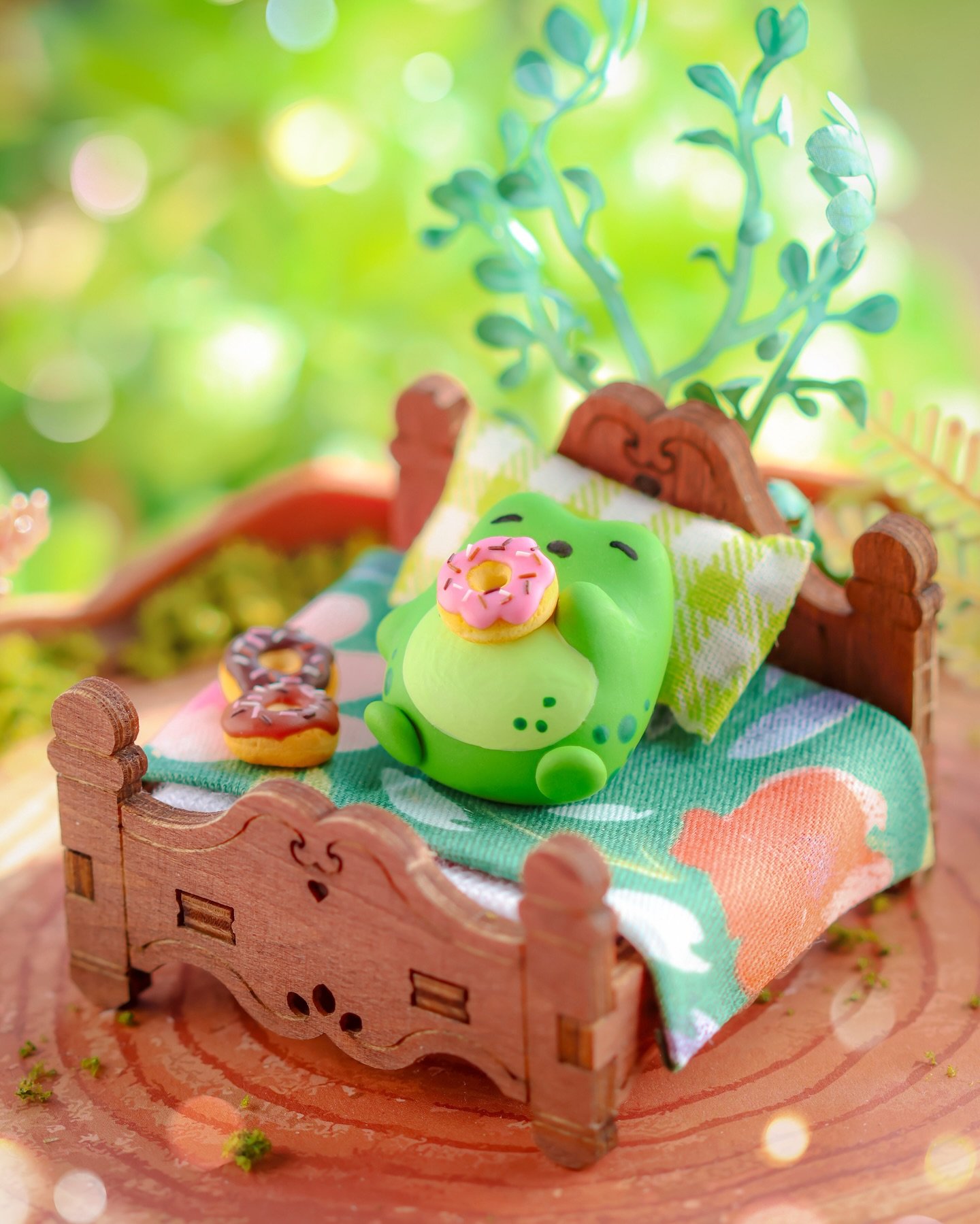 ᶻ 𝗓 𐰁 &hellip; ᶻ 𝗓 𐰁ᶻ 🥱

looks like someone nodded off before before finishing midnight snackies heheh 🍩🤭

lil frogs have to keep their sugar levels up during this chilly time of year! ✨😤 hibernation is no joke!!

what&rsquo;s your favourite 