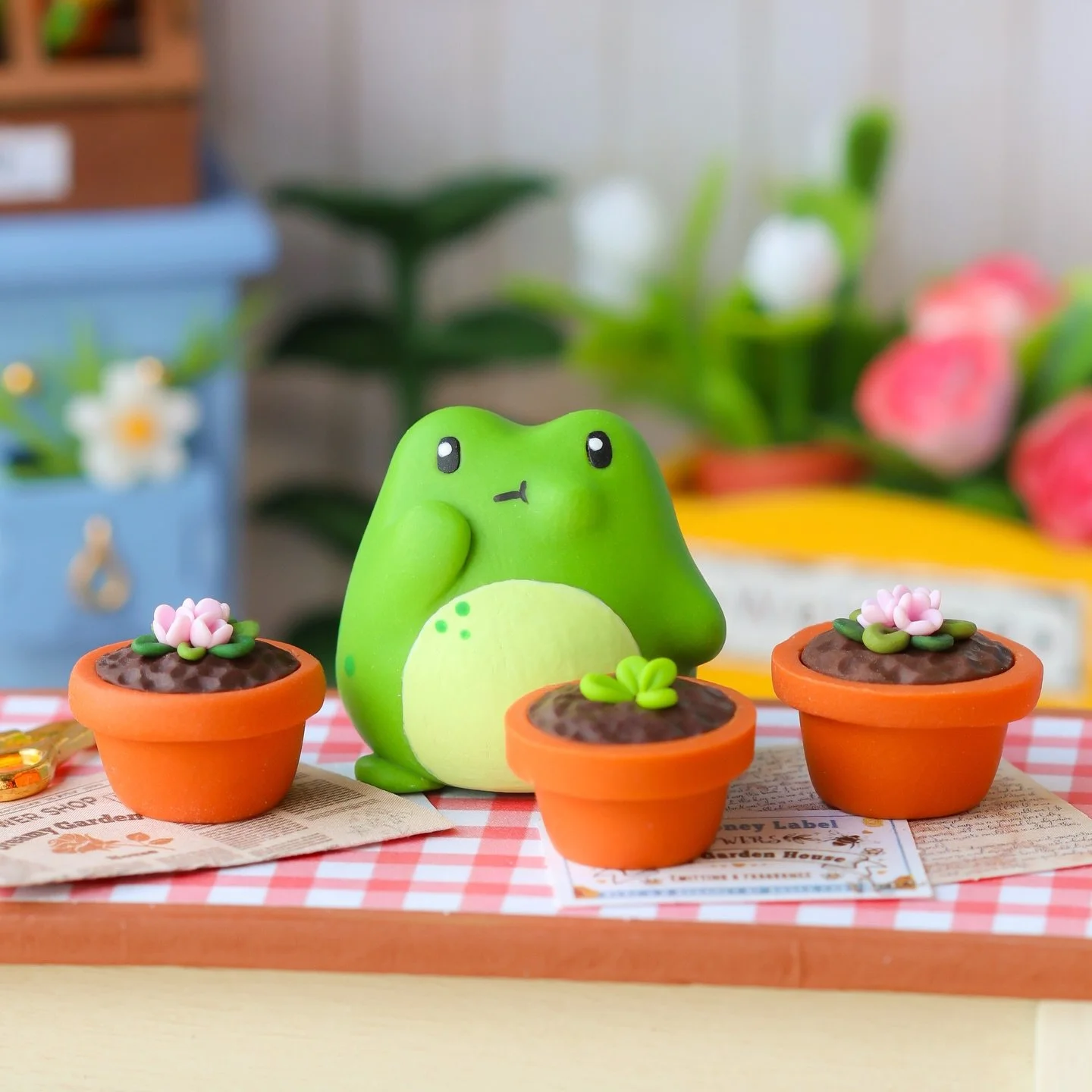 This might be my favourite photo 🐸 so I&rsquo;m gonna repost it and take a break from new content this week 🫶😌 

Fib the frog wishes you a happy thursday 🐸 and no he did not eat the flower 🌸🫢 the plant looked like that when he found it. serious