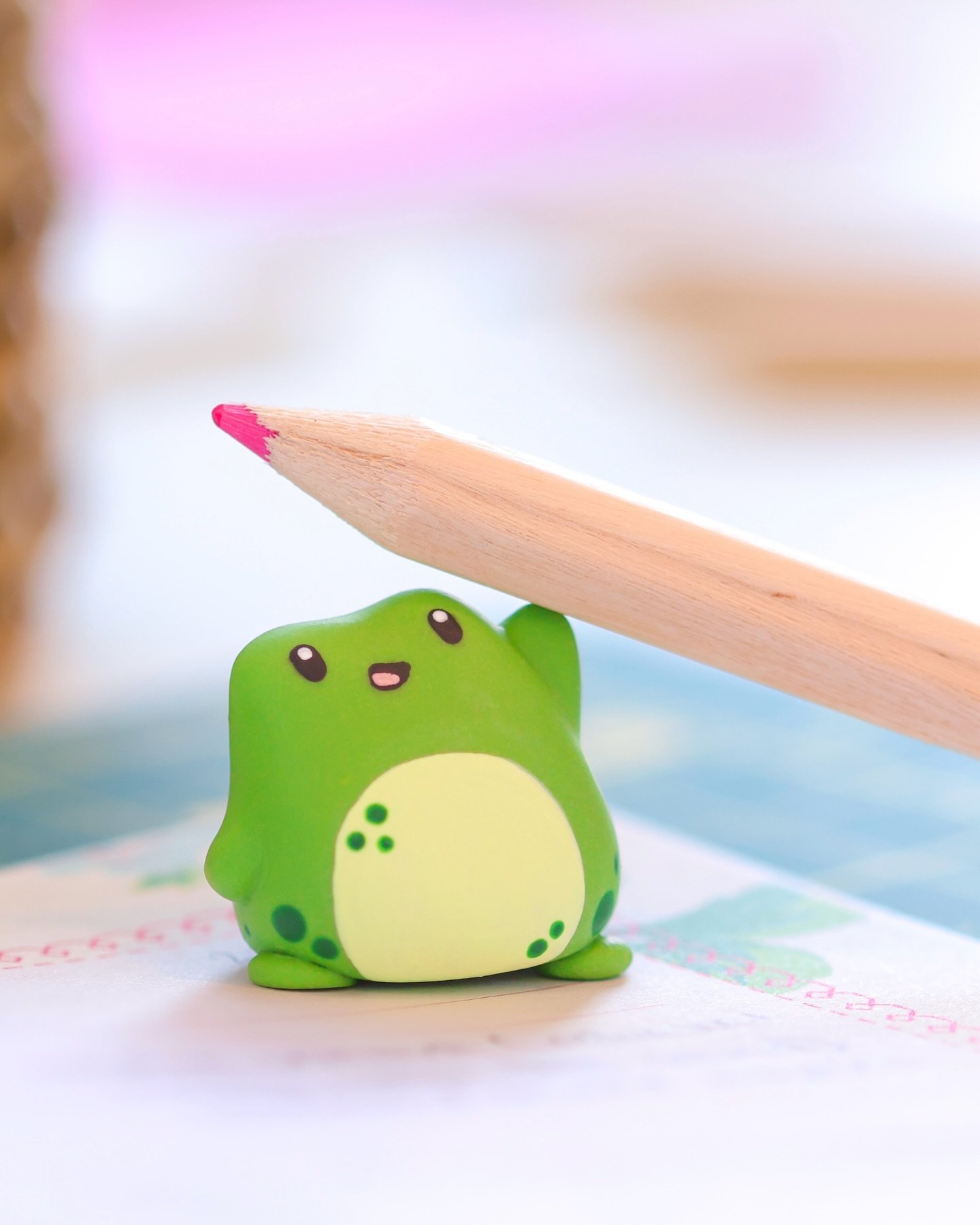 chonky lil helper deserves a snack 🍕🤏

this might be a hint at some bigger pizza party plans in the works 🤫✨🍅

🏷️ #minifood #arttoys #polymerclay #cozyart #frogart