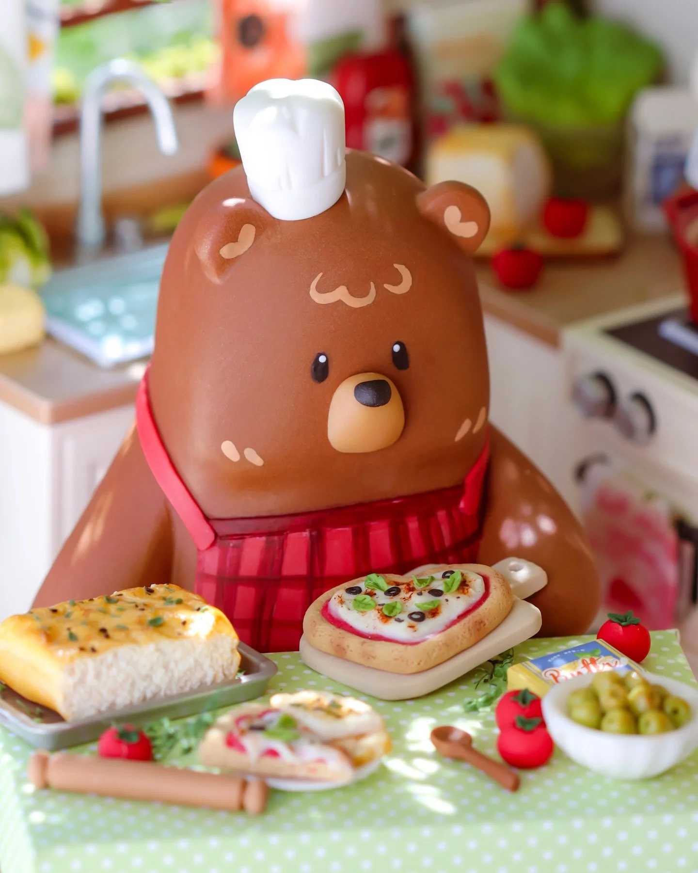 what toppings are you bringing to the pizza party?? ~ ʕっ&bull;ᴥ&bull;ʔっ🍕

we have margarita deep dish ready to serve, buttered garlic bread on the side and room for all at chef Bloop&rsquo;s table! ⊹ ࣪ ˖ 🧀🍅

ps. pineapple pizza people are welcome 