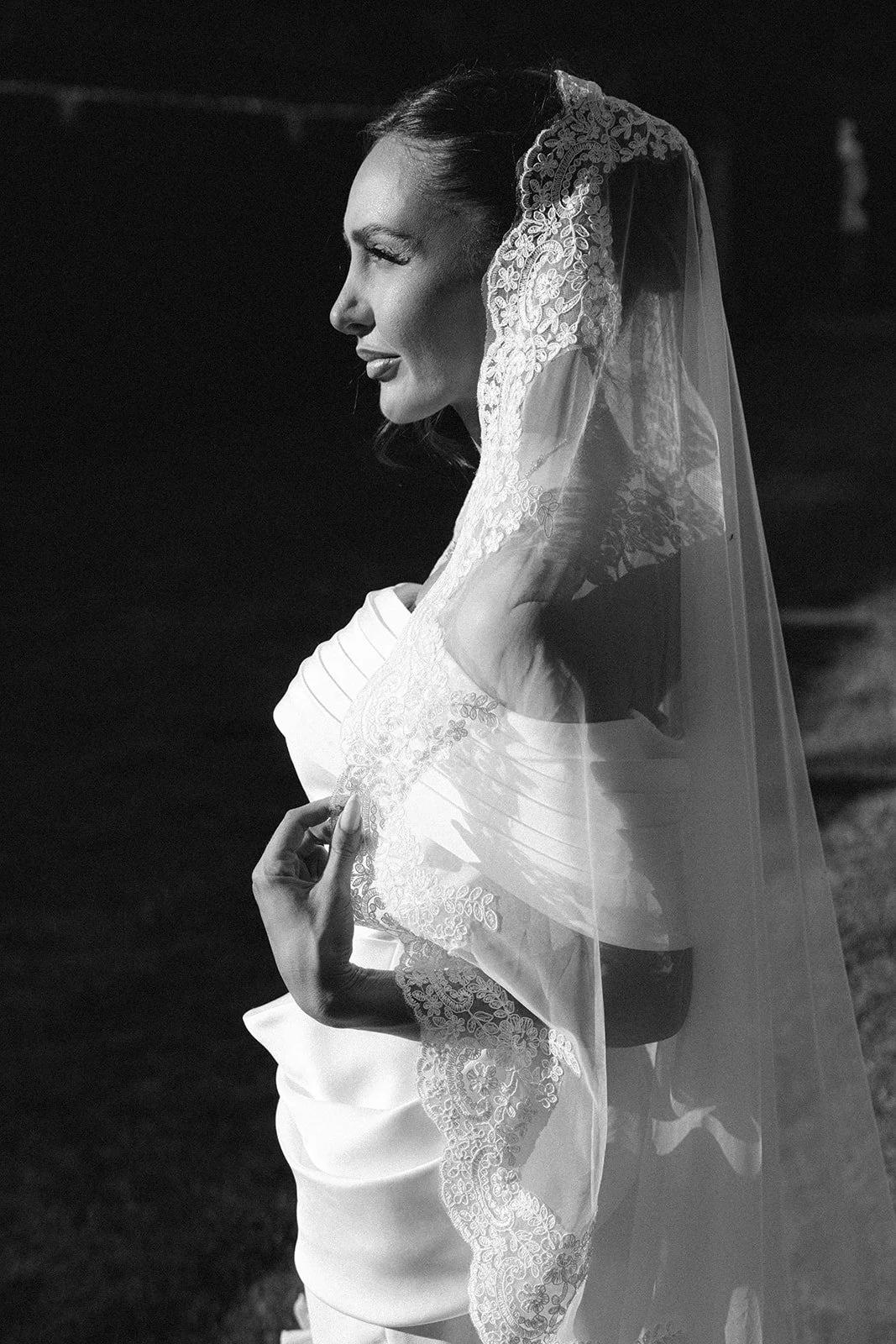 Elegantes Brautportrait mit Schleier bei einer Hochzeit im Schloss Ansembourg in Luxemburg