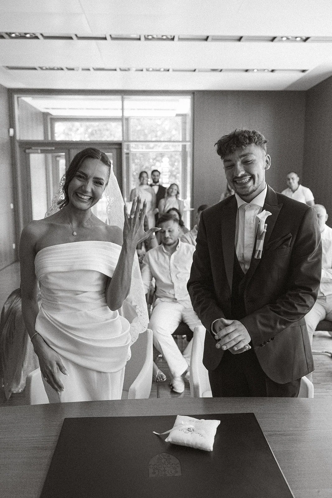 Brautpaar nach der standesamtlichen Trauung in Luxemburg – authentische Hochzeitsreportage von Hochzeitsfotograf Luxemburg Cornelius Weddings