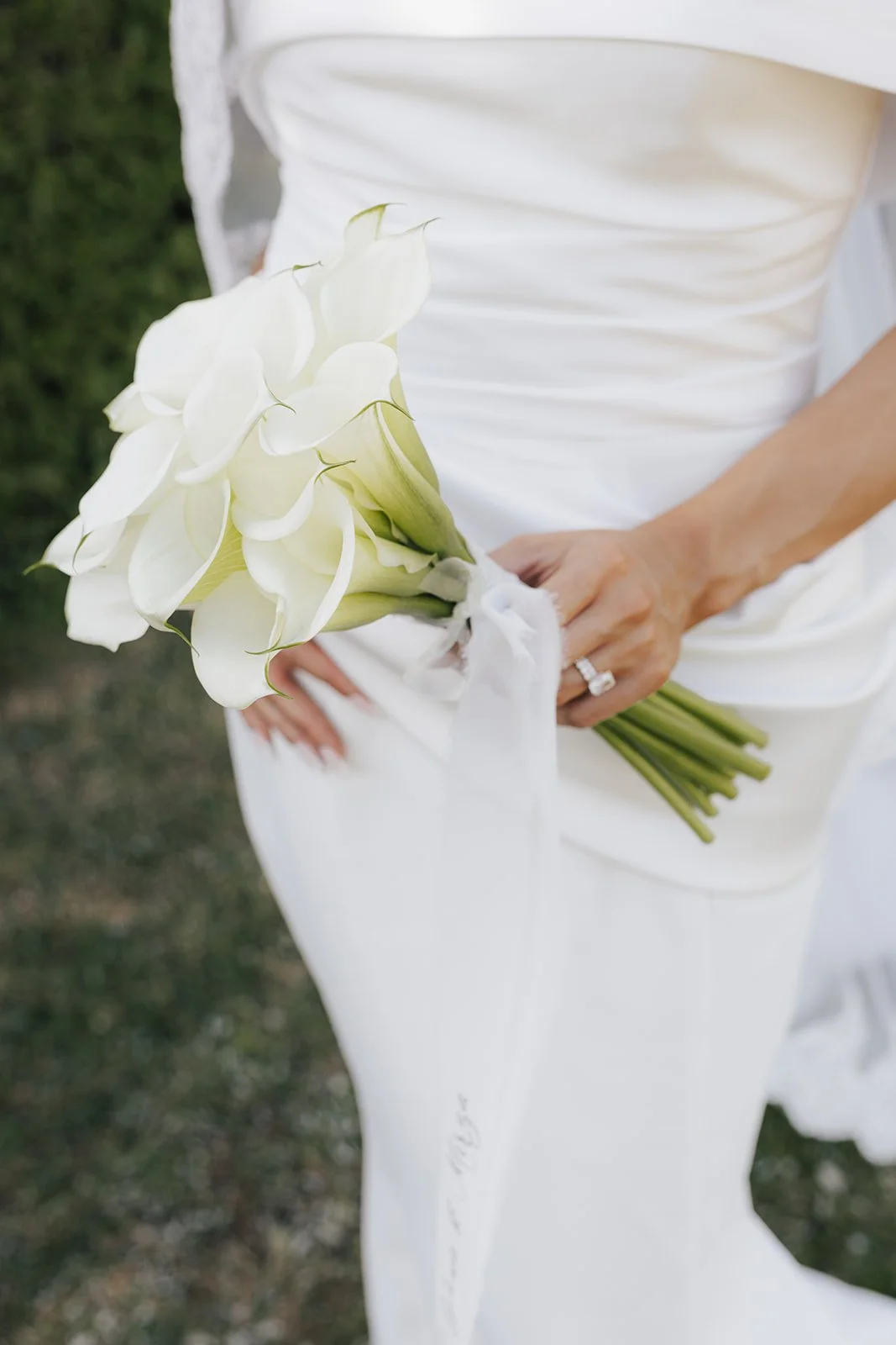 Detailaufnahme des Brautstraußes und Verlobungsrings bei einer Hochzeit in Luxemburg