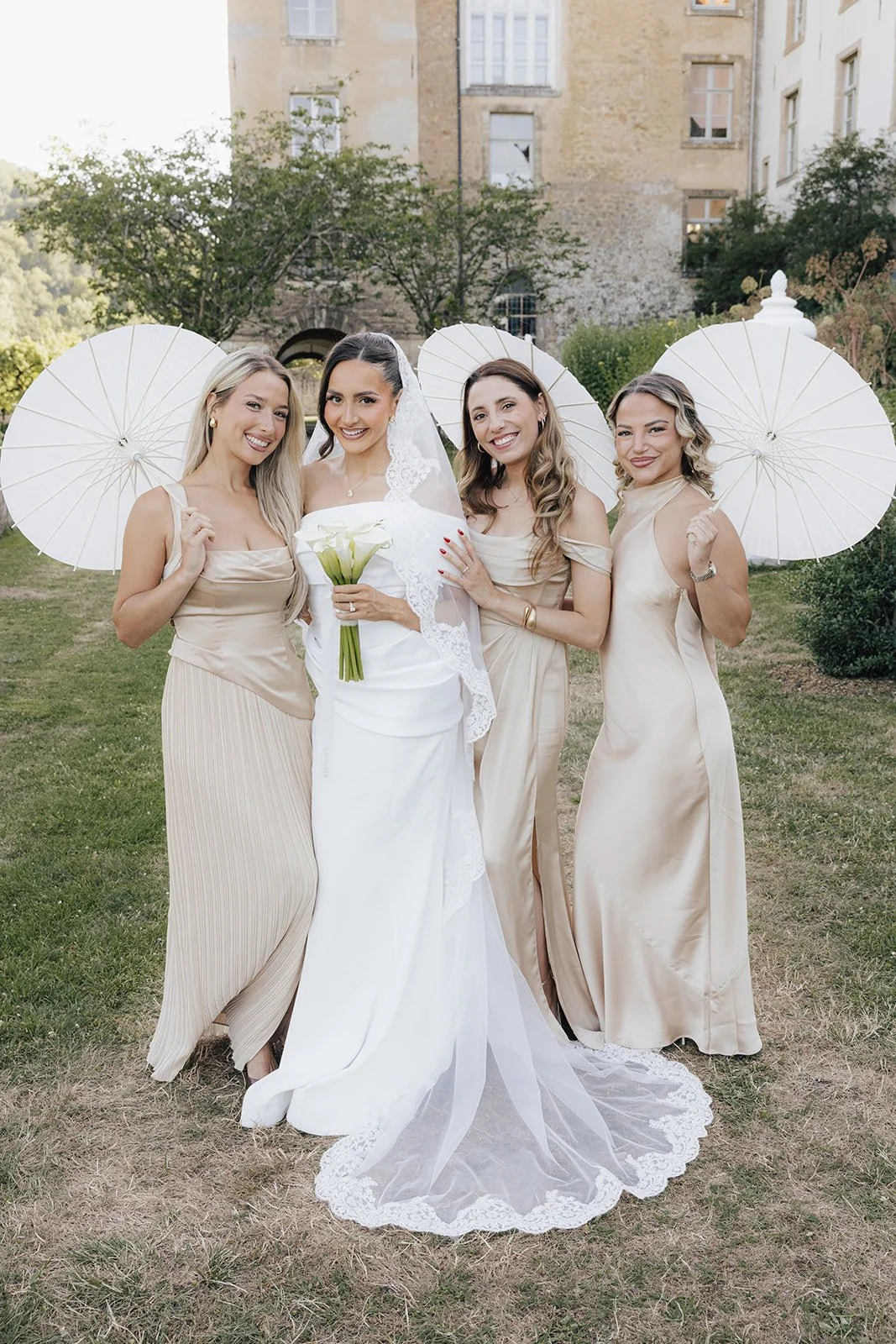 Emotionale Gruppenaufnahme der Braut mit ihren Brautjungfern bei einer Hochzeit in Luxemburg