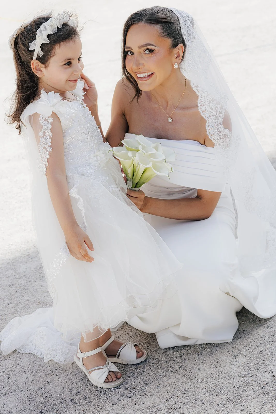 Emotionale Braut mit Blumenmädchen bei einer Hochzeit im Schloss Ansembourg in Luxemburg