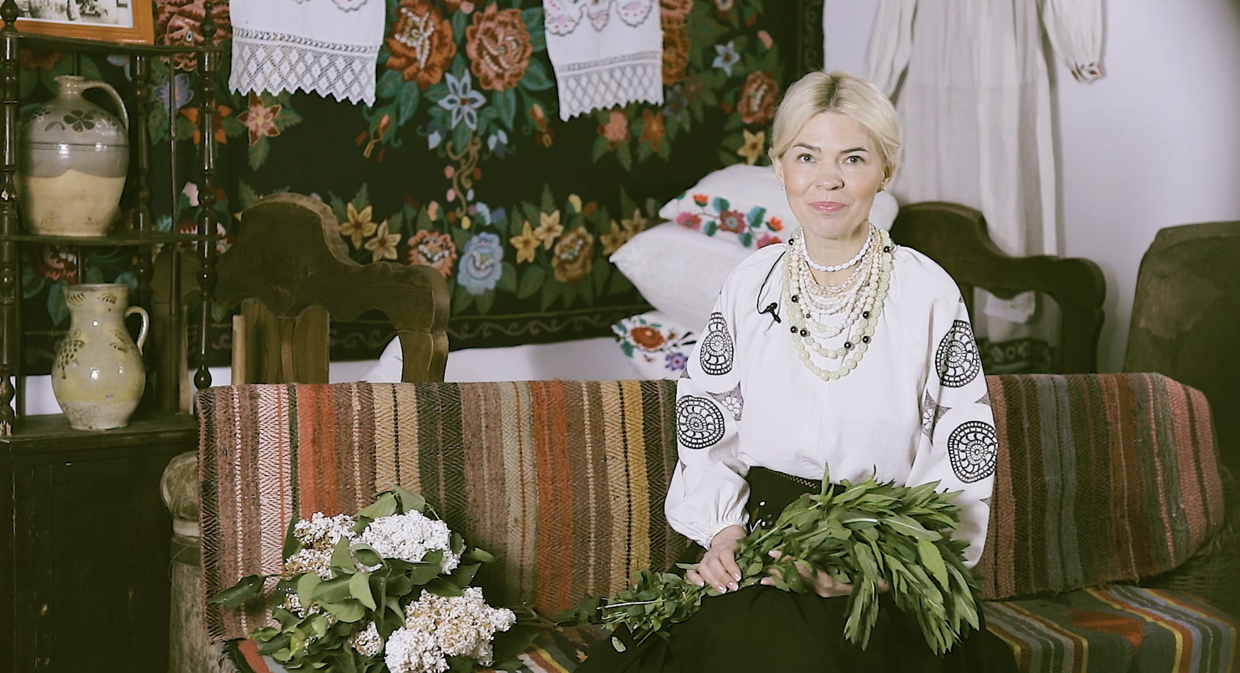 Ще один культурний продукт для патріотичних скриньок: «Баба Єлька» зняла відеоурок традиційного співу