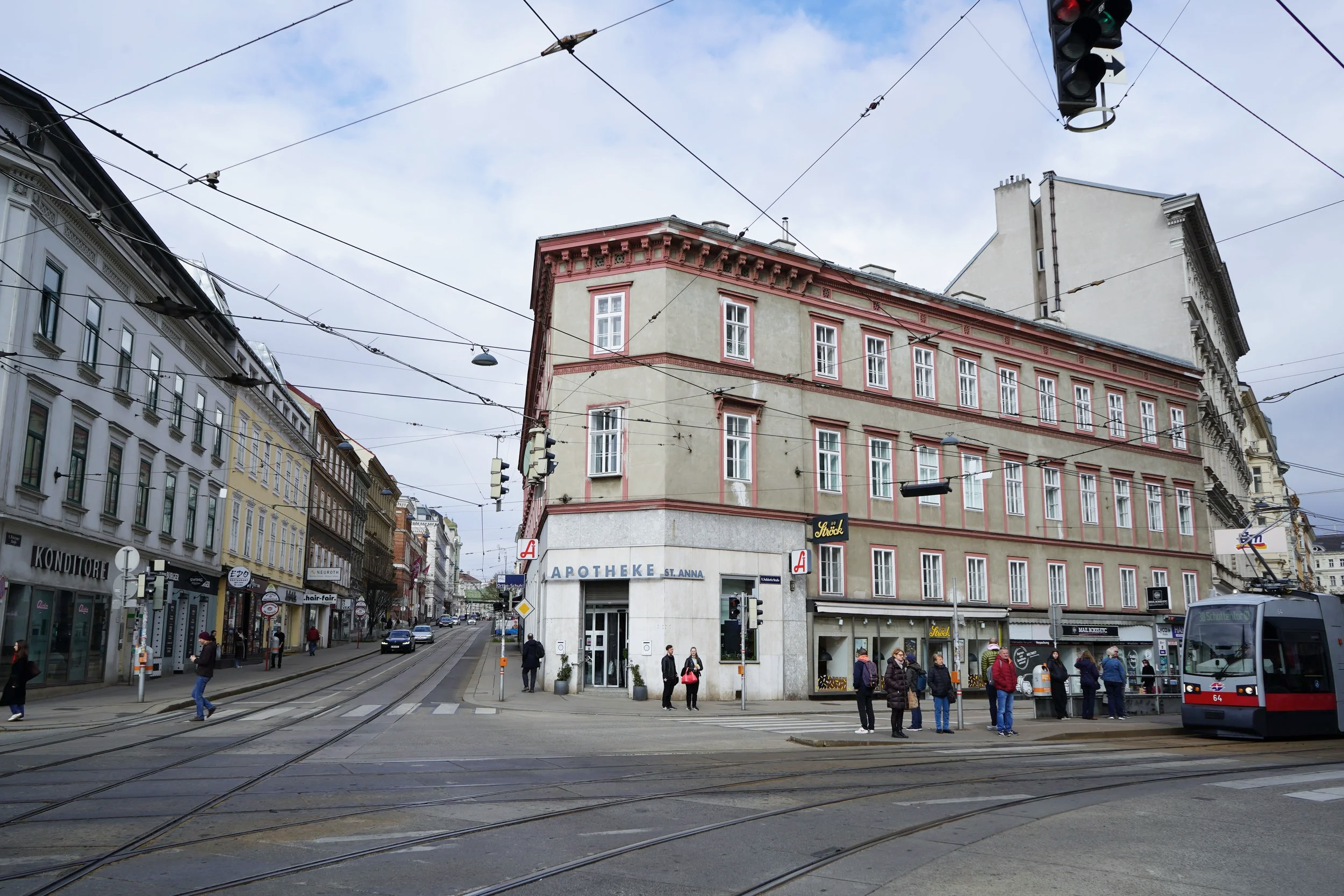 Getting off the tram in the 9th district on 
Währinger Straße