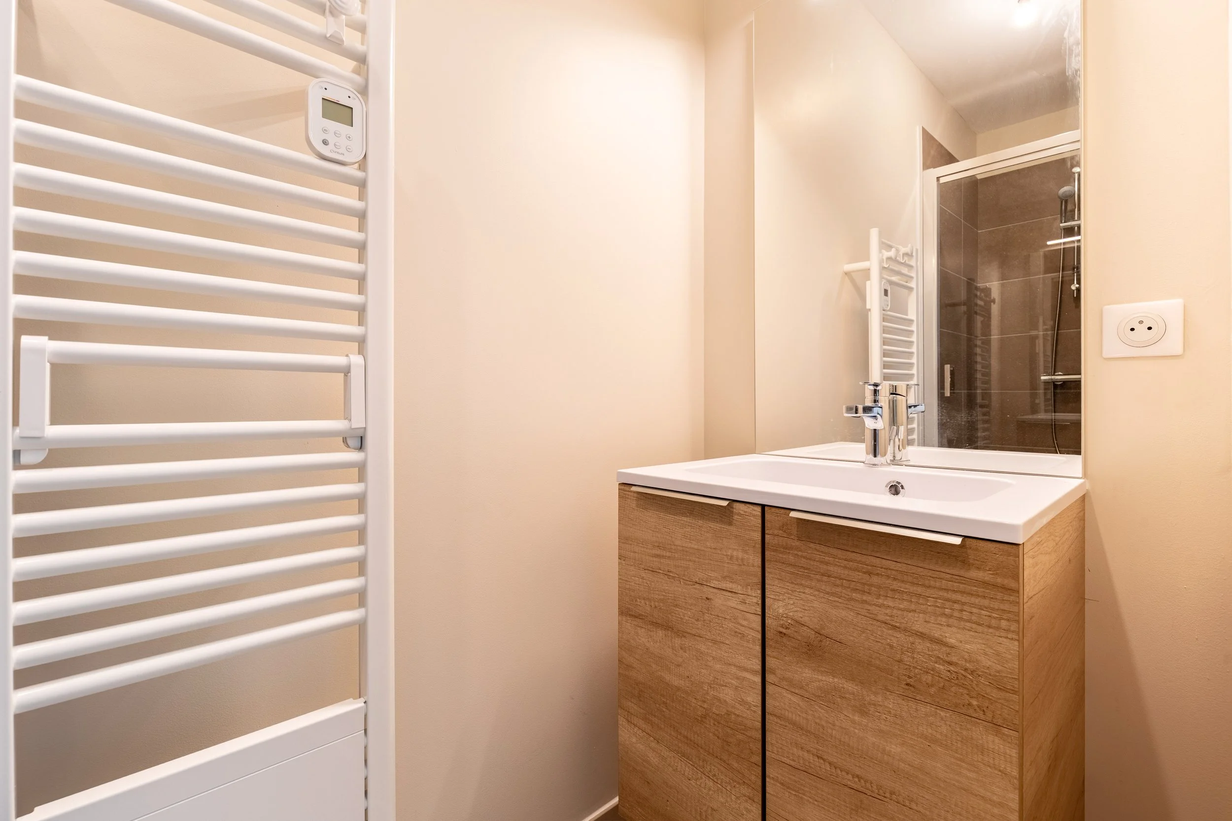 32. Appartement 4 - Chambre 1 - Salle de bain.jpg