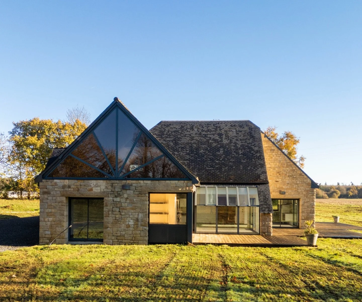 L&rsquo;Opportunit&eacute;.
Volumes.
Lumi&egrave;re.
Calme.
5 chambres, dont une suite parentale.
3 salles de bains.
Pl&eacute;lo.
Num&eacute;ro 43.

📸 : @joseph.lry