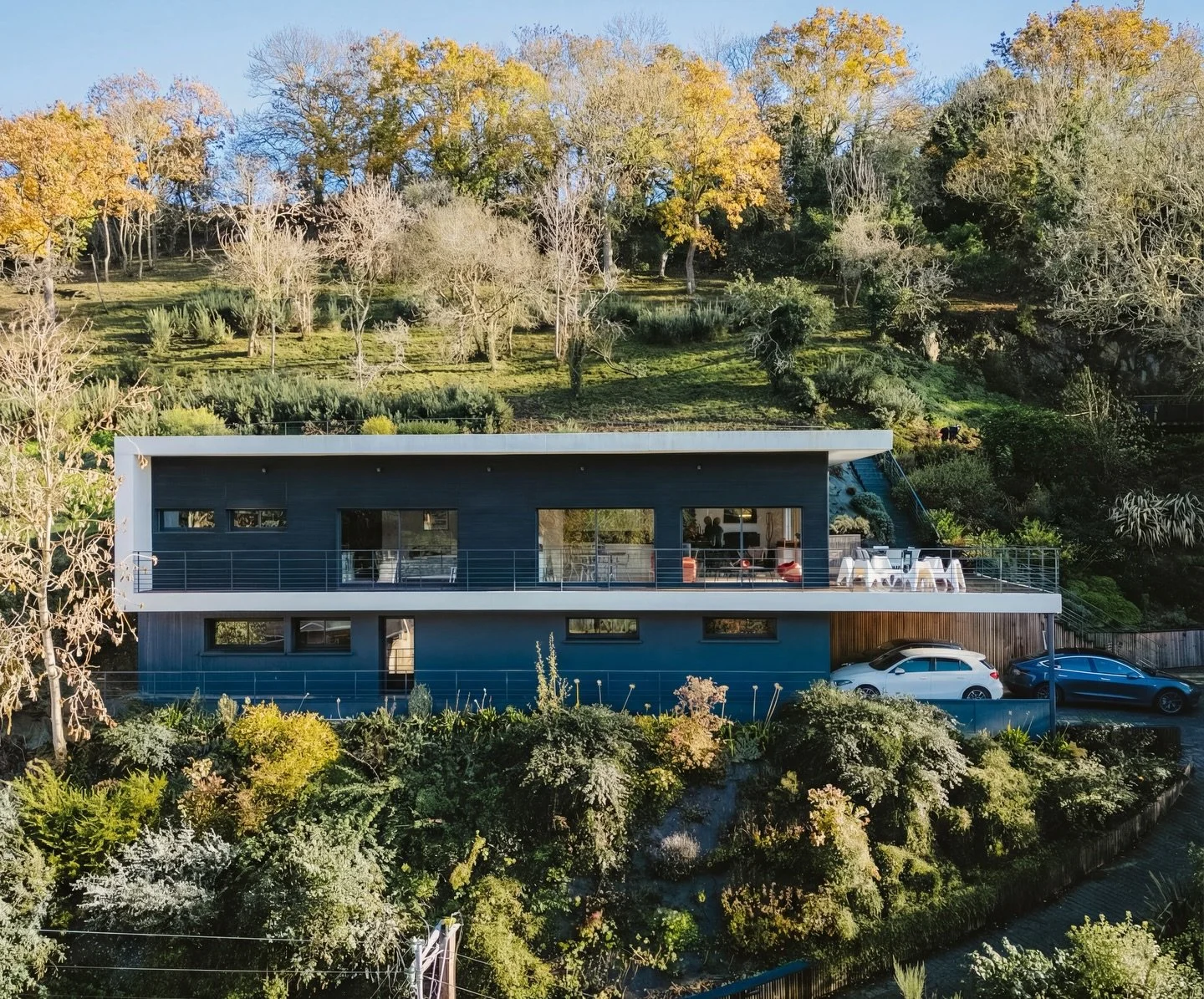 &Agrave; Pl&eacute;rin, &agrave; proximit&eacute; du port du L&eacute;gu&eacute;, cette propri&eacute;t&eacute; contemporaine d&eacute;voile des volumes pens&eacute;s pour le confort et une lumi&egrave;re omnipr&eacute;sente qui accompagne chaque ins