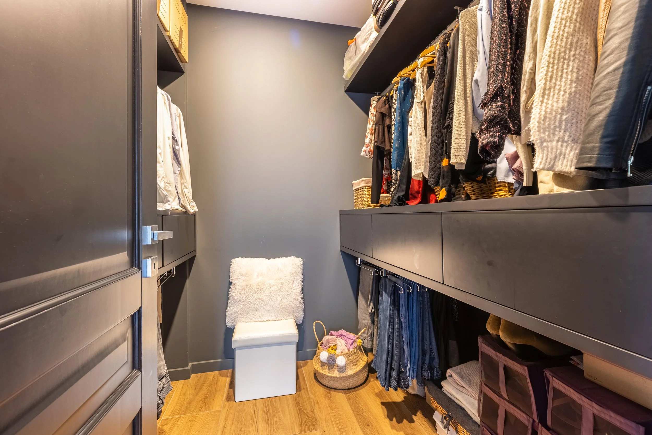 15. Chambre 4 - Dressing.jpg