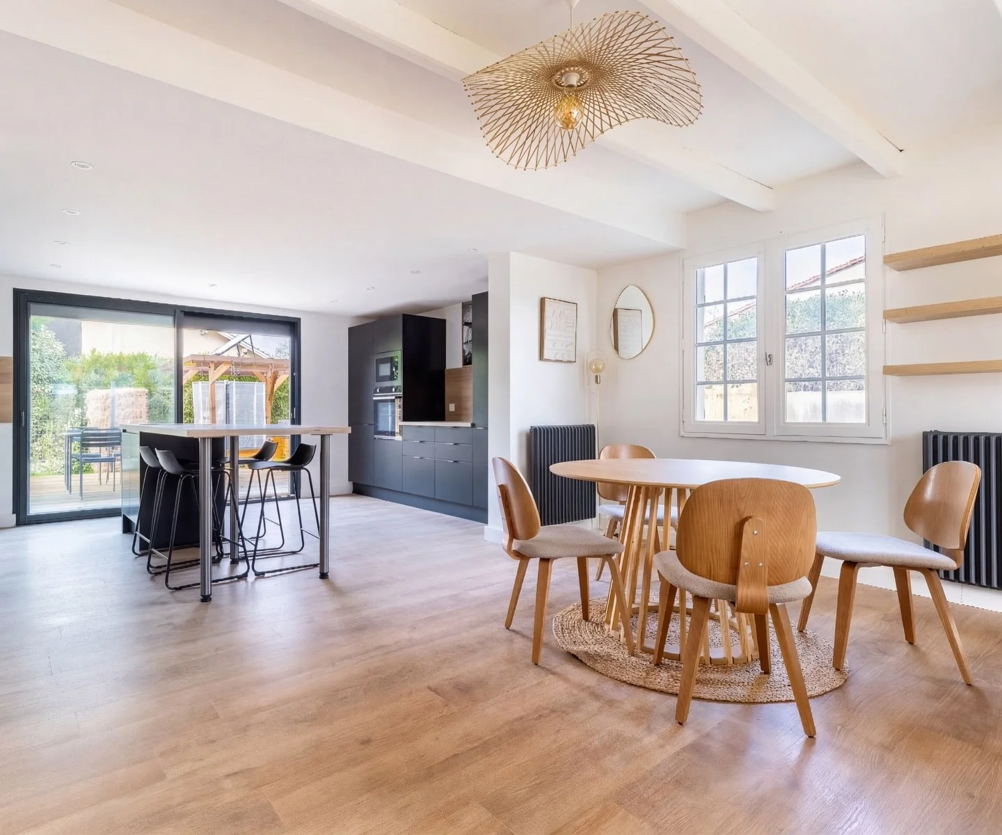 Une maison de plain-pied &agrave; M&eacute;rignac.  107 m&sup2;, 3 chambres, 2 salles de bains.  Lumineuse, ouverte sur la terrasse.  Un quartier calme. Une organisation &eacute;vidente. 
Tour de Veyrines - 519 000 &euro; FAI 
Sign&eacute; Num&eacute