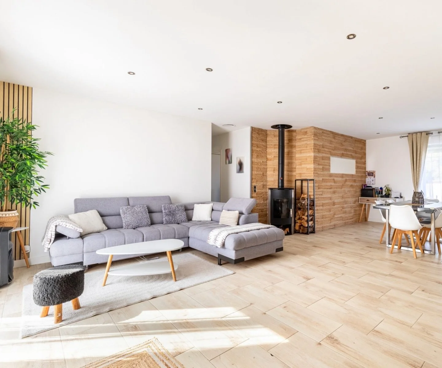 Teuillac &middot; Maison plain-pied &middot; 90 m&sup2;
3 chambres &middot; Jardin 900 m&sup2; &middot; Aucun travaux
249 000 &euro; 

Exclusivit&eacute; Num&eacute;ro 43

Int&eacute;ress&eacute; ? 
Contactez-nous en message priv&eacute;.