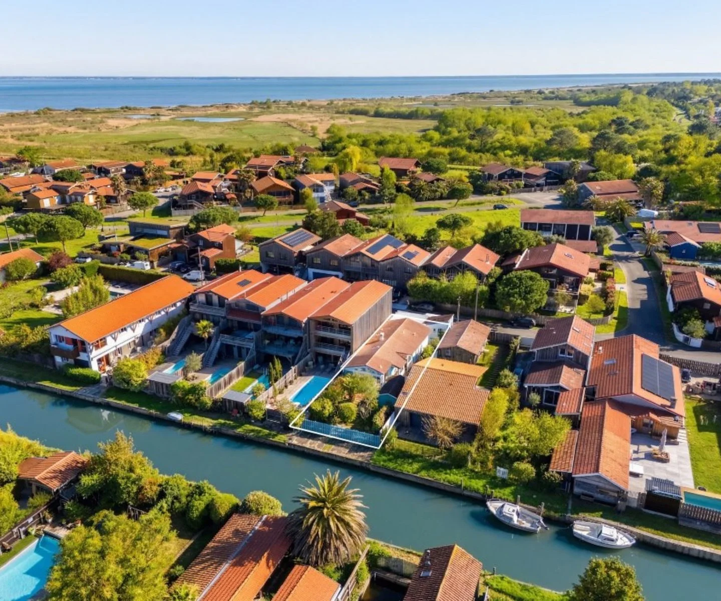 La parcelle, avant tout.

339 m&sup2; cl&ocirc;tur&eacute;s.
Piscinables.
En bord de Canelot.

Ici, rien n&rsquo;est fig&eacute;.

Une maison en ossature bois, saine.

Et surtout, un PLU qui ouvre le champ des possibles.
R&eacute;am&eacute;nager.
Sur