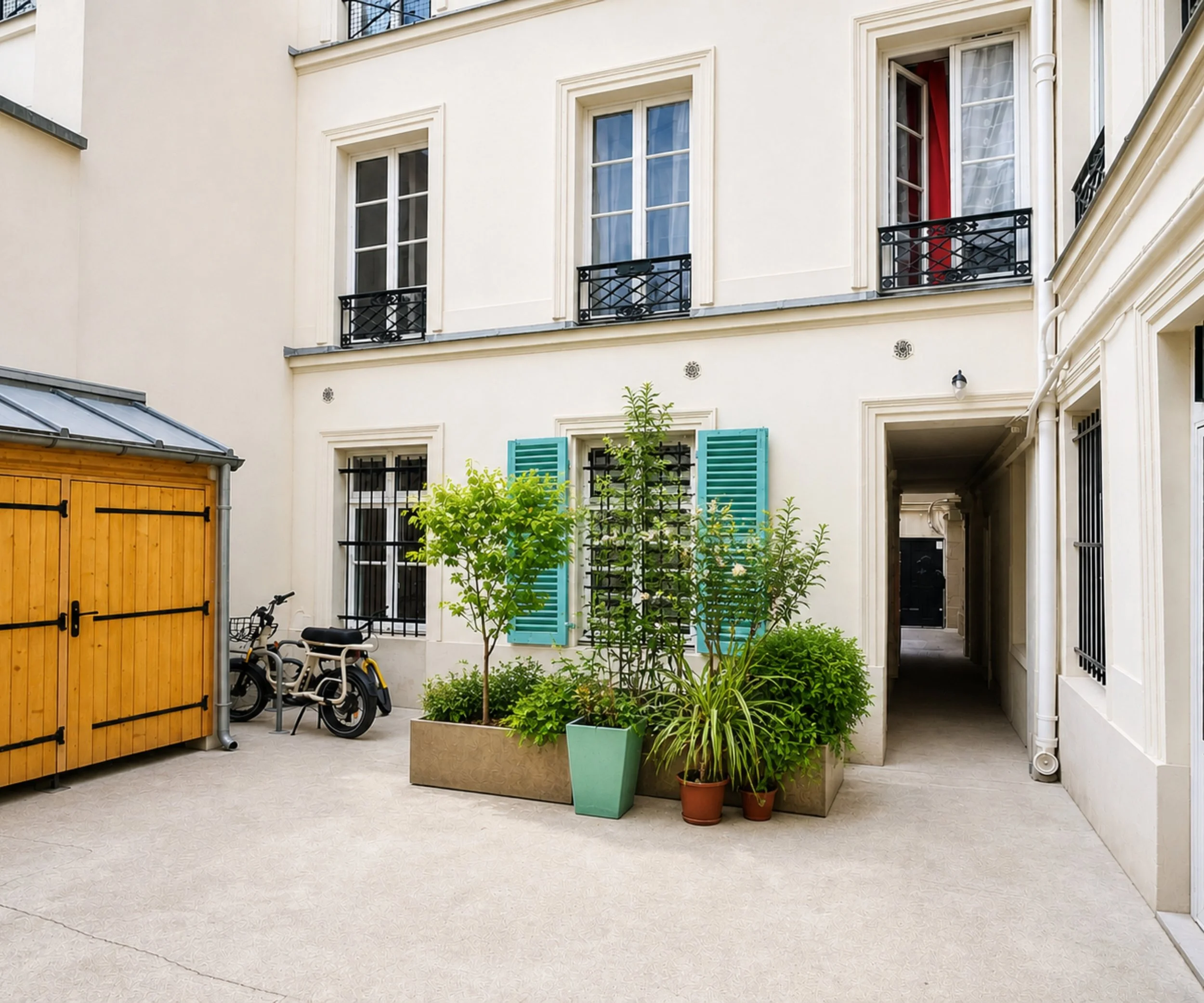 Paris 2e, quartier Montorgueil.

38 m&sup2; cach&eacute;s en fond de cour, dans un calme absolu.
Un ancien espace lib&eacute;ral &agrave; r&eacute;inventer en pied-&agrave;-terre parisien, r&eacute;sidence principale ou lieu de travail avec du caract