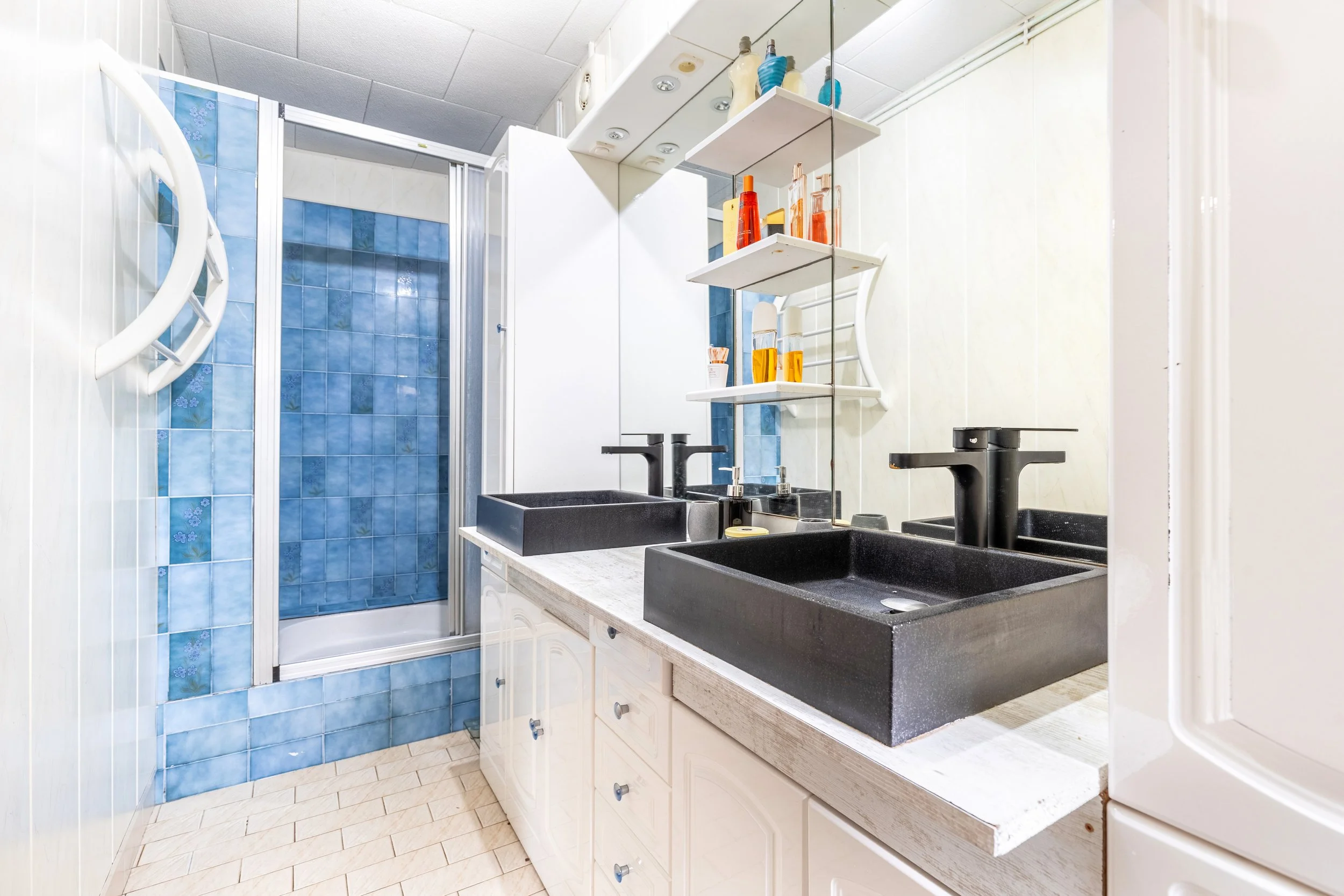 7. Chambre 2 - SDB.jpg