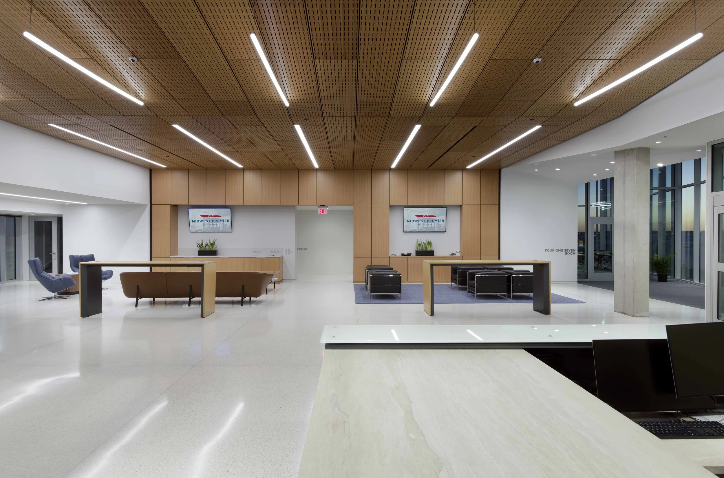 see-inside-midwest-premier-springfield-mo-aviation-grooms-office