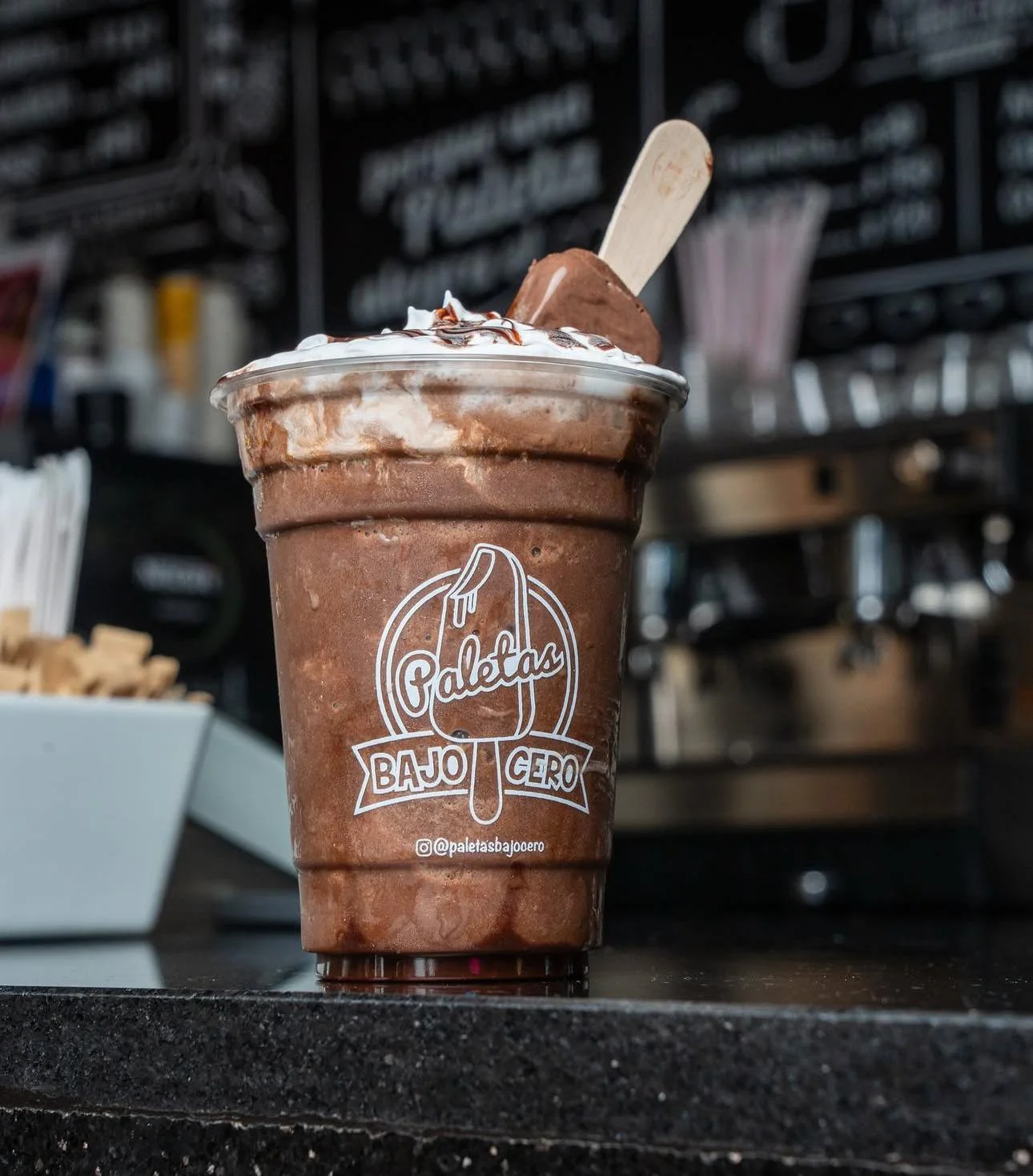 VASO 16 OZ CON TAPA PALETAS HELADAS.png