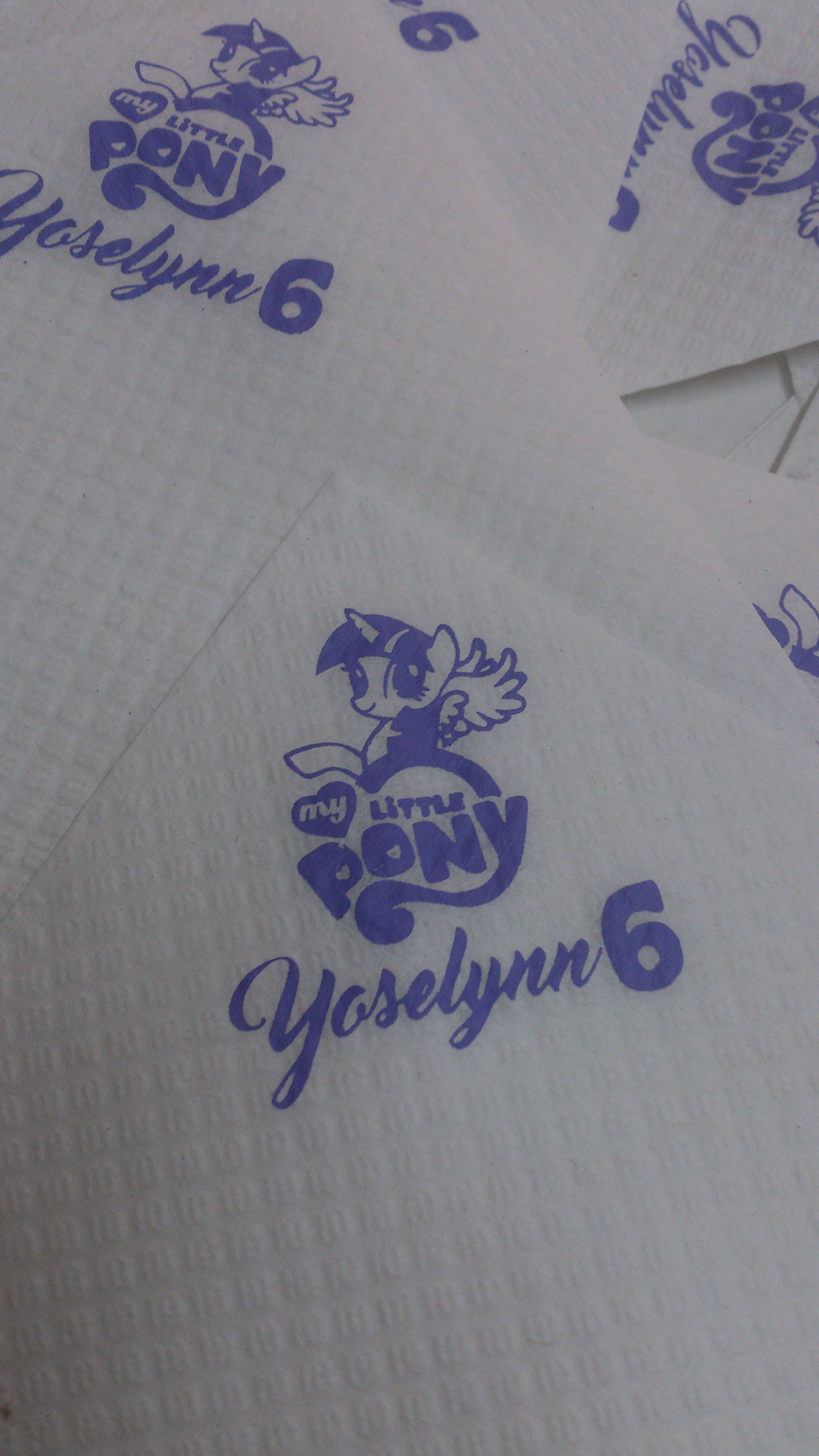 Servilleta con diseño de "My Little Pony", nombre "Yoselynn" y número 6 en color azul.