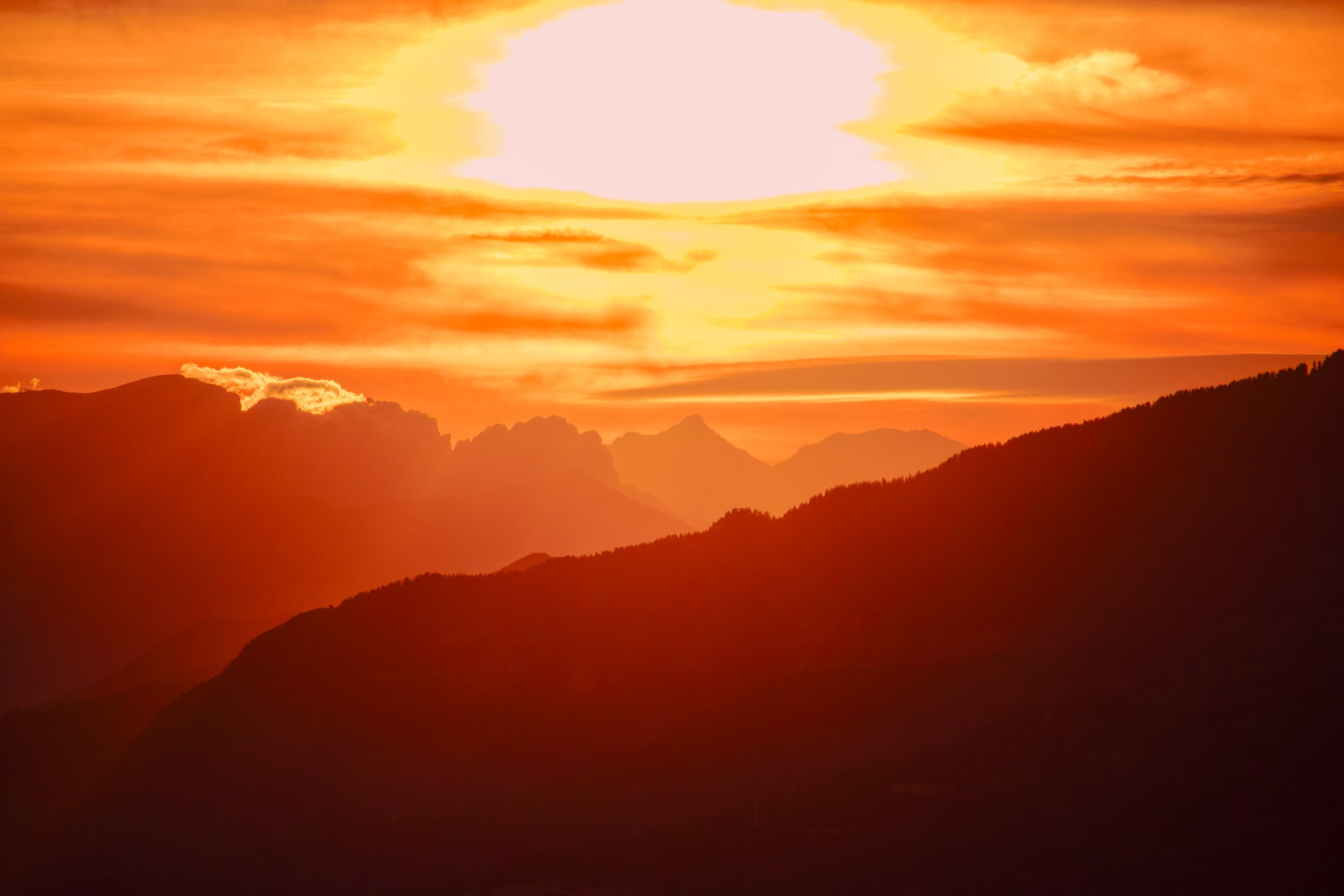 Couché de soleil sur les montagnes