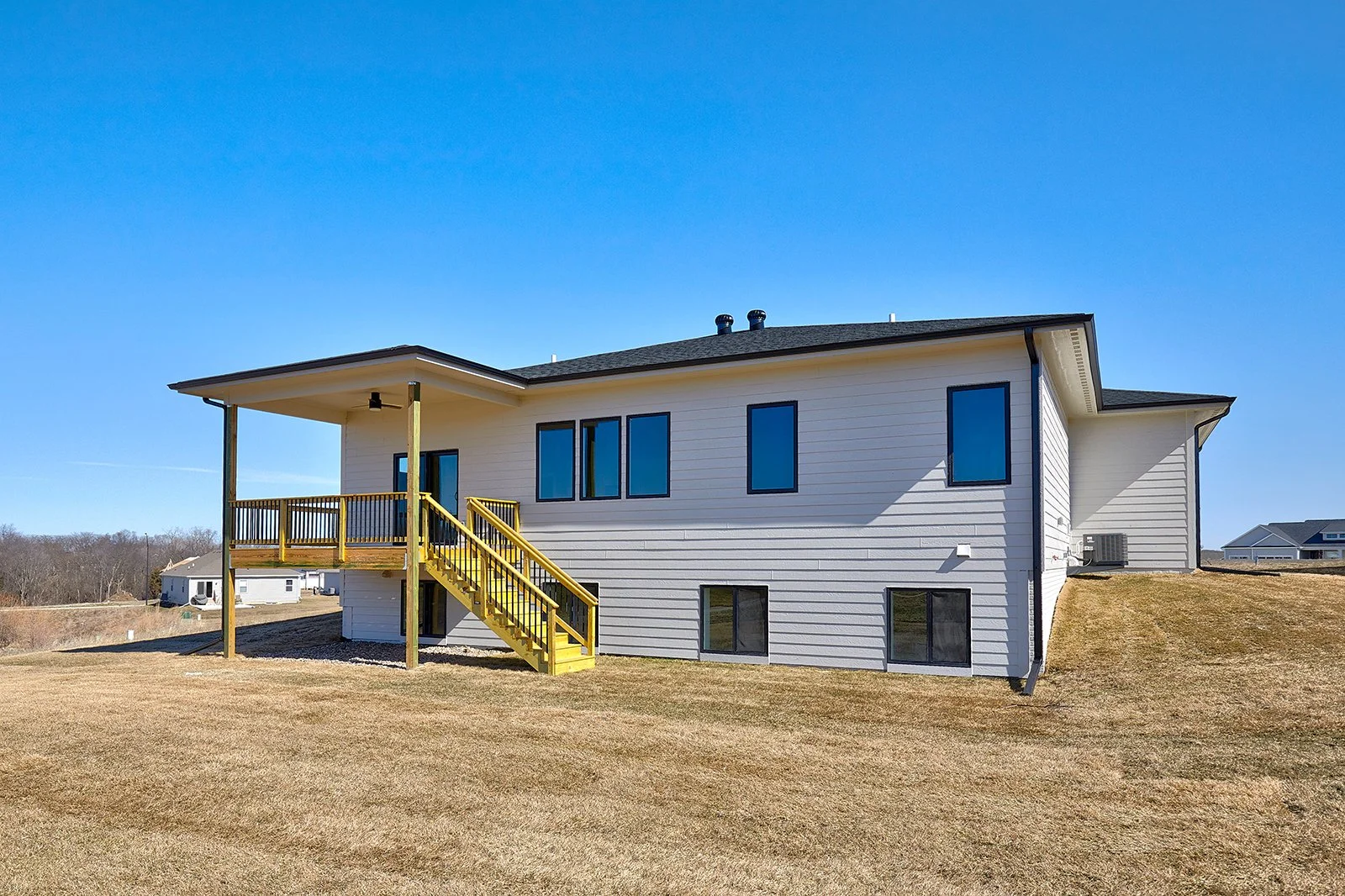 04 Exterior Back2 - 617