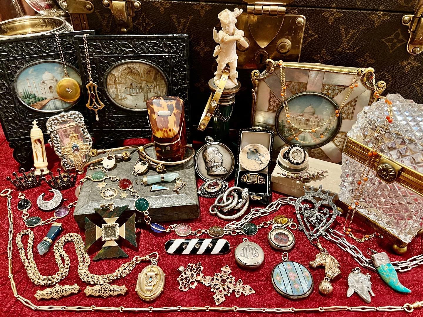 Ten days in Florida yielded some nice finds 💎 Miami, West Palm and Palm Beach didn&rsquo;t disappoint 💎 With few exceptions everything pictured is for sale 💎 #antique #vintage #jewelry #jewelryofinstagram #jewelryoftheday #antiquejewelry #estateje