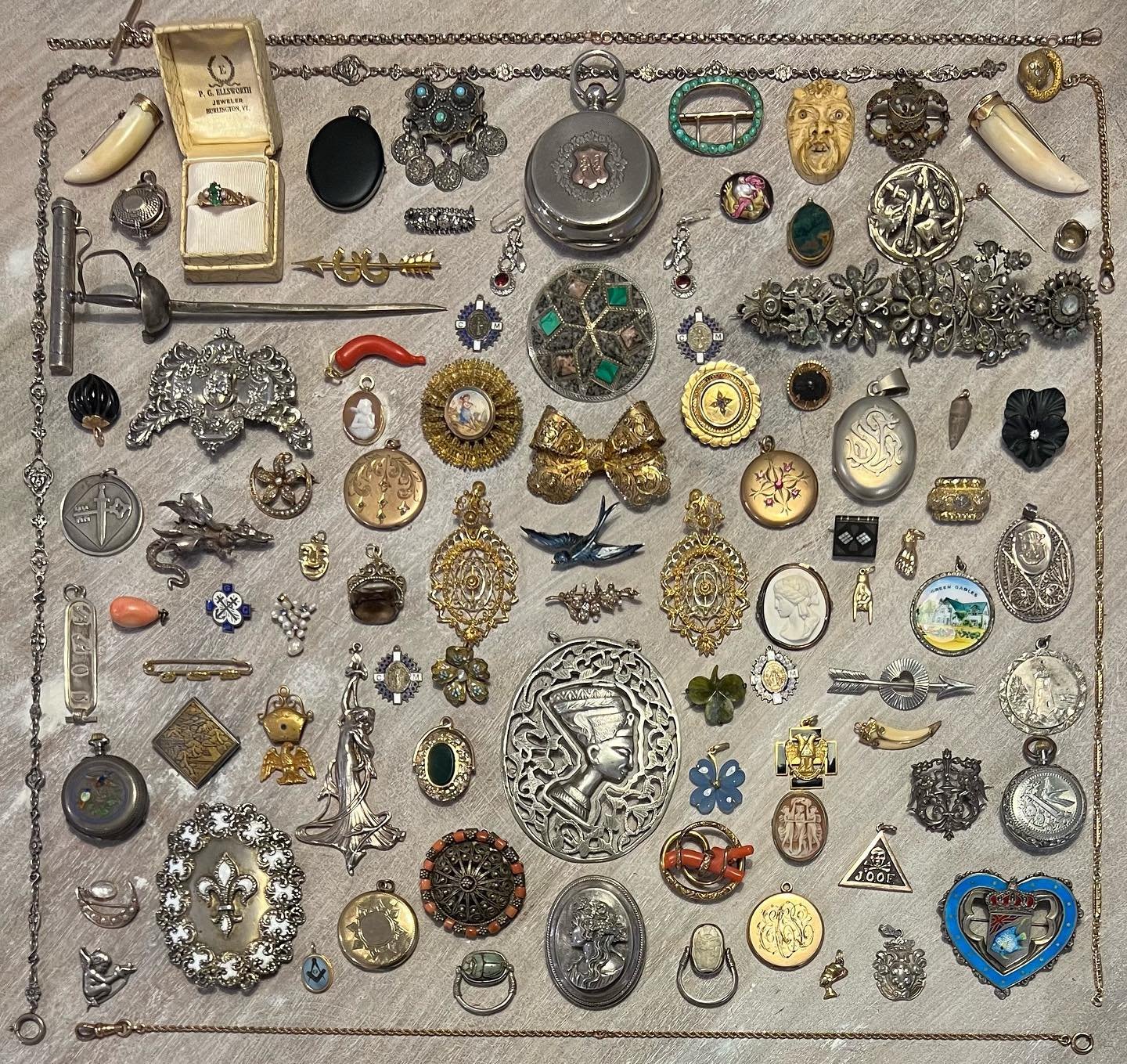 A week of road-tripping thru Pennsylvania followed by moving back to Maine 🦞  So many new treasures and adventures 💎 Everything pictured is for sale 💎  Feeling blessed to be able to do what I love everyday 🙏  #gypsylife #antique #vintage #jewelry