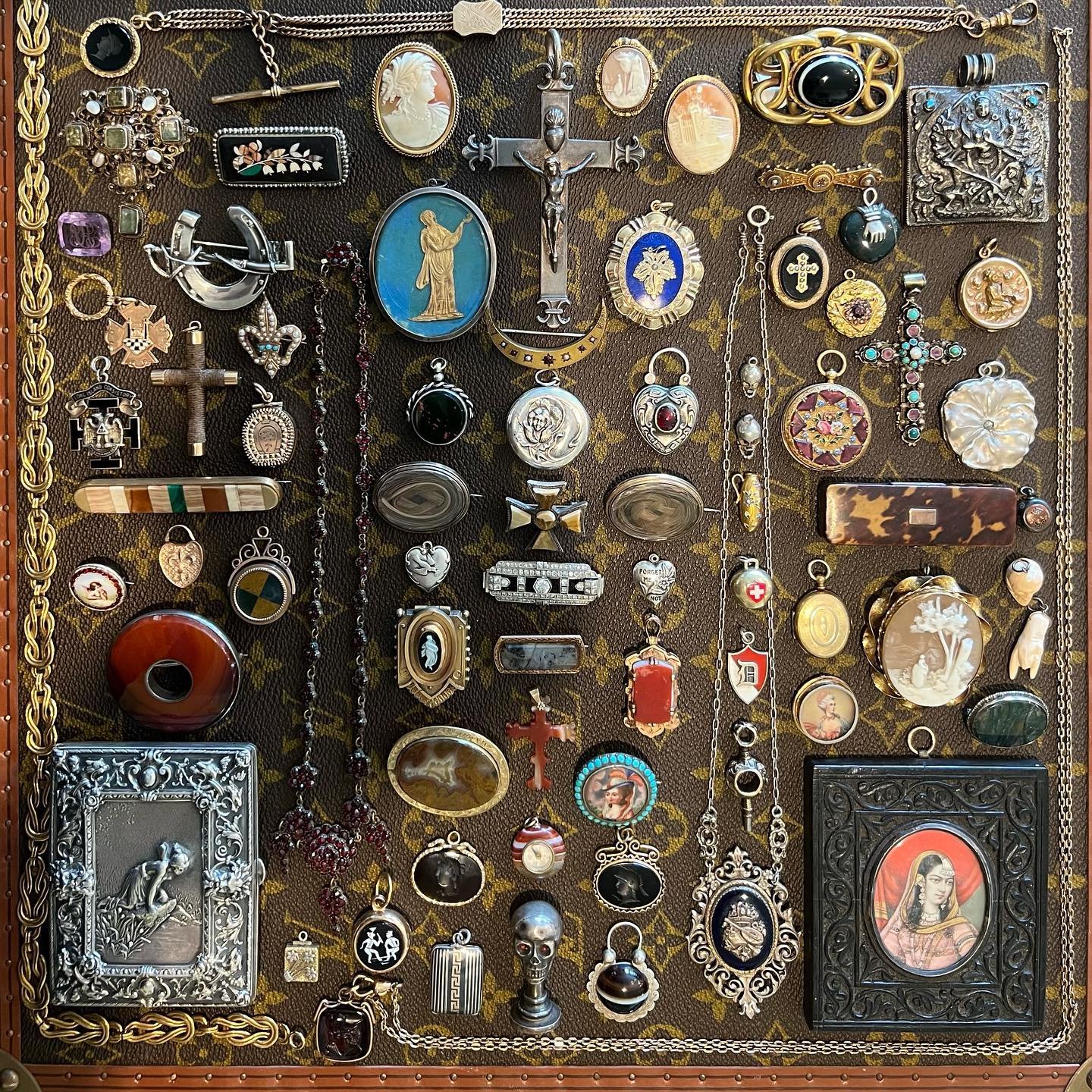Just back from a week long September Brimfield trip so I figured I would unpack and share some July Brimfield finds 😂  #alwaysshopping #brimfield #antiques #antiquejewelry #vintagejewelry #jewelry #jewelryoftheday #jewelsofinstagram #victorianjewelr