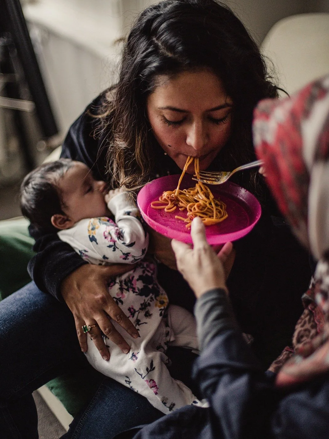 They say it takes a village, but many people are not fortunate enough to live near family or be close with neighbours. How do you create that community? Maybe attending @happyparents.happybaby like we have recently. Perhaps that shared experience of 