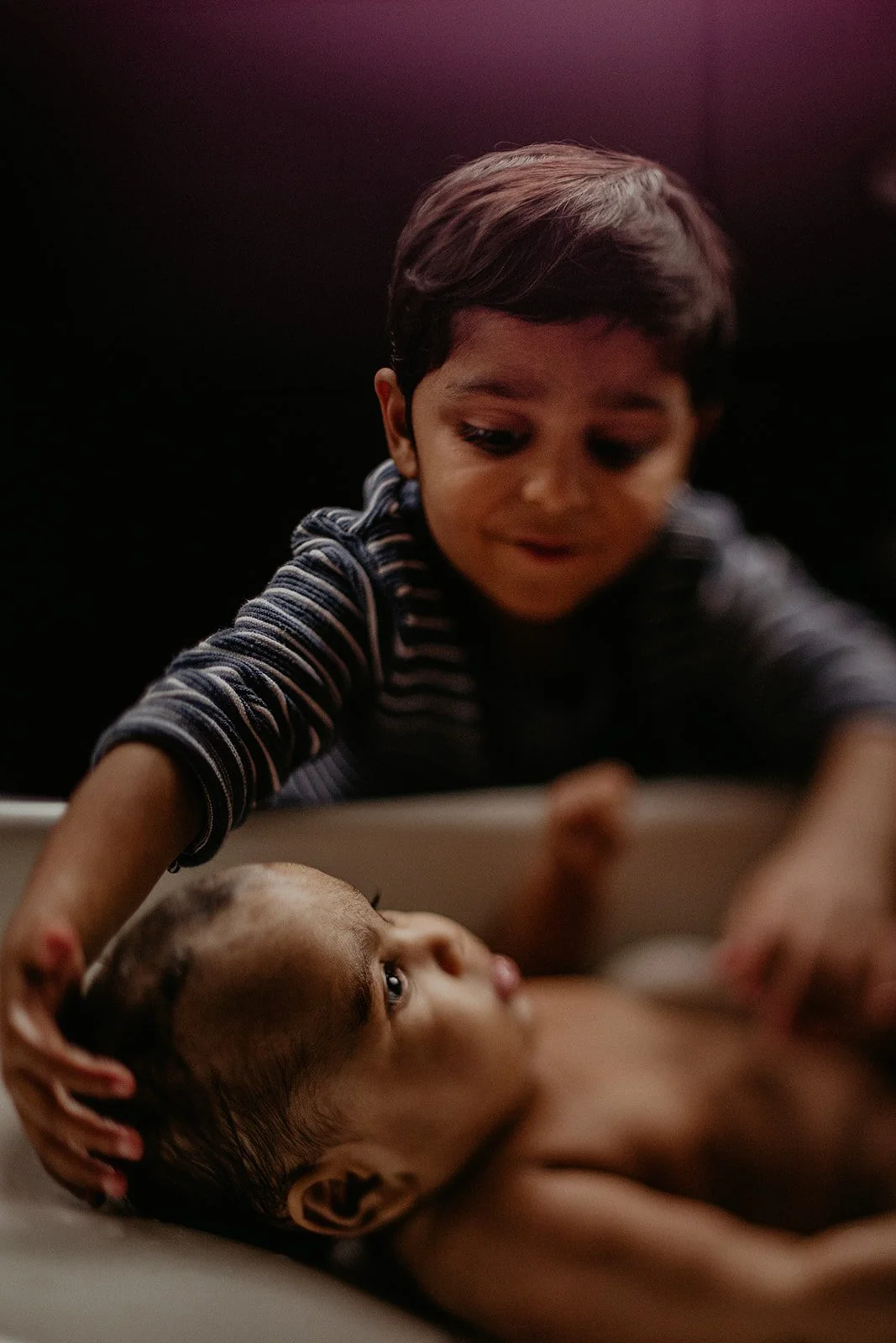 at-home-newborn-photography-sibling-16.jpg
