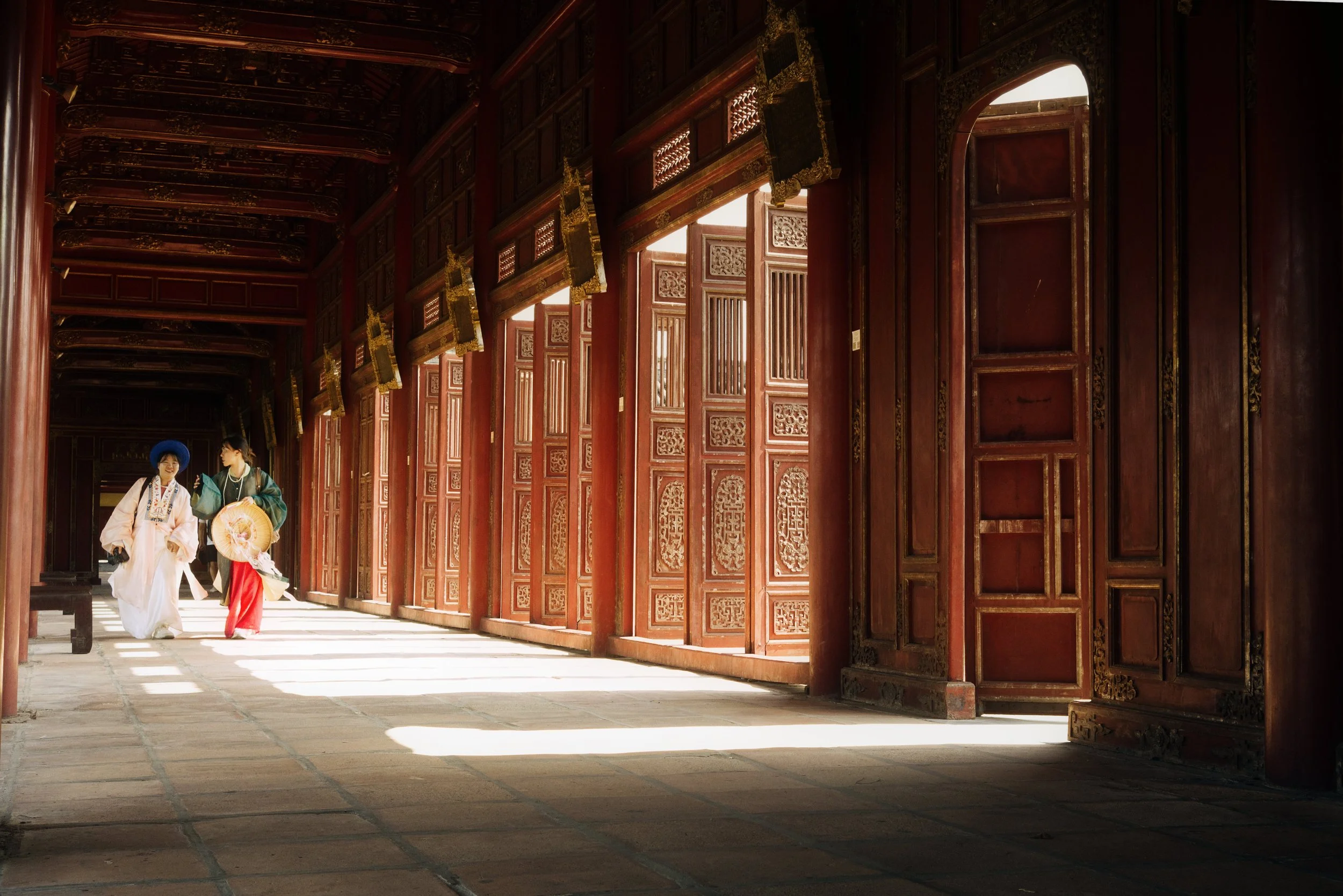 Hue_Imperial_Palace_Tourist.jpg