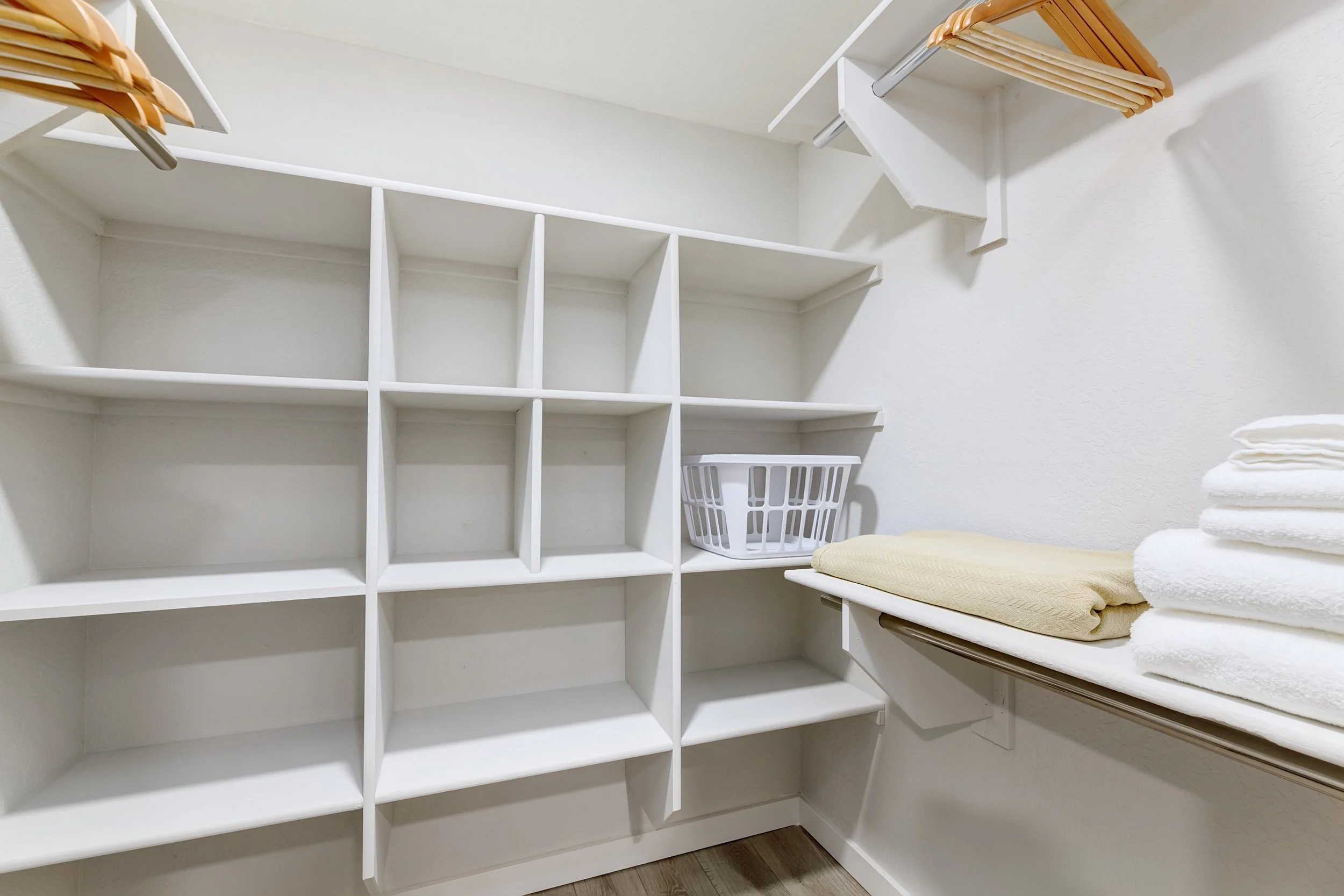 Hipwell_622 Monarch_2212-ZF-8368-51151-1-001-011.jpg