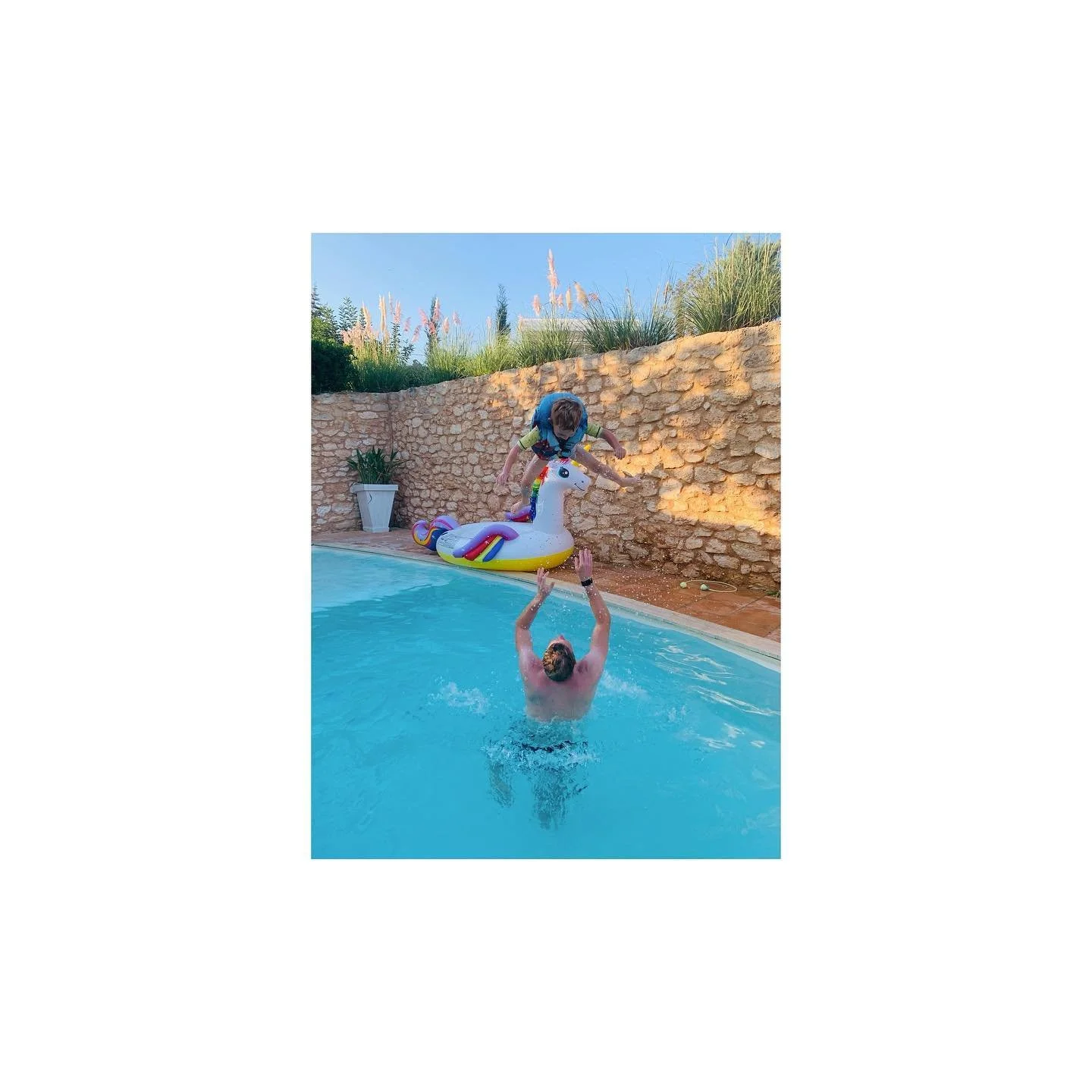 Wouldn&rsquo;t be holiday without the pool shot :) This time, Blake getting involved in the action too. 💛#boyslivingtheirbestlife #sonny&amp;blaketakecasgasi