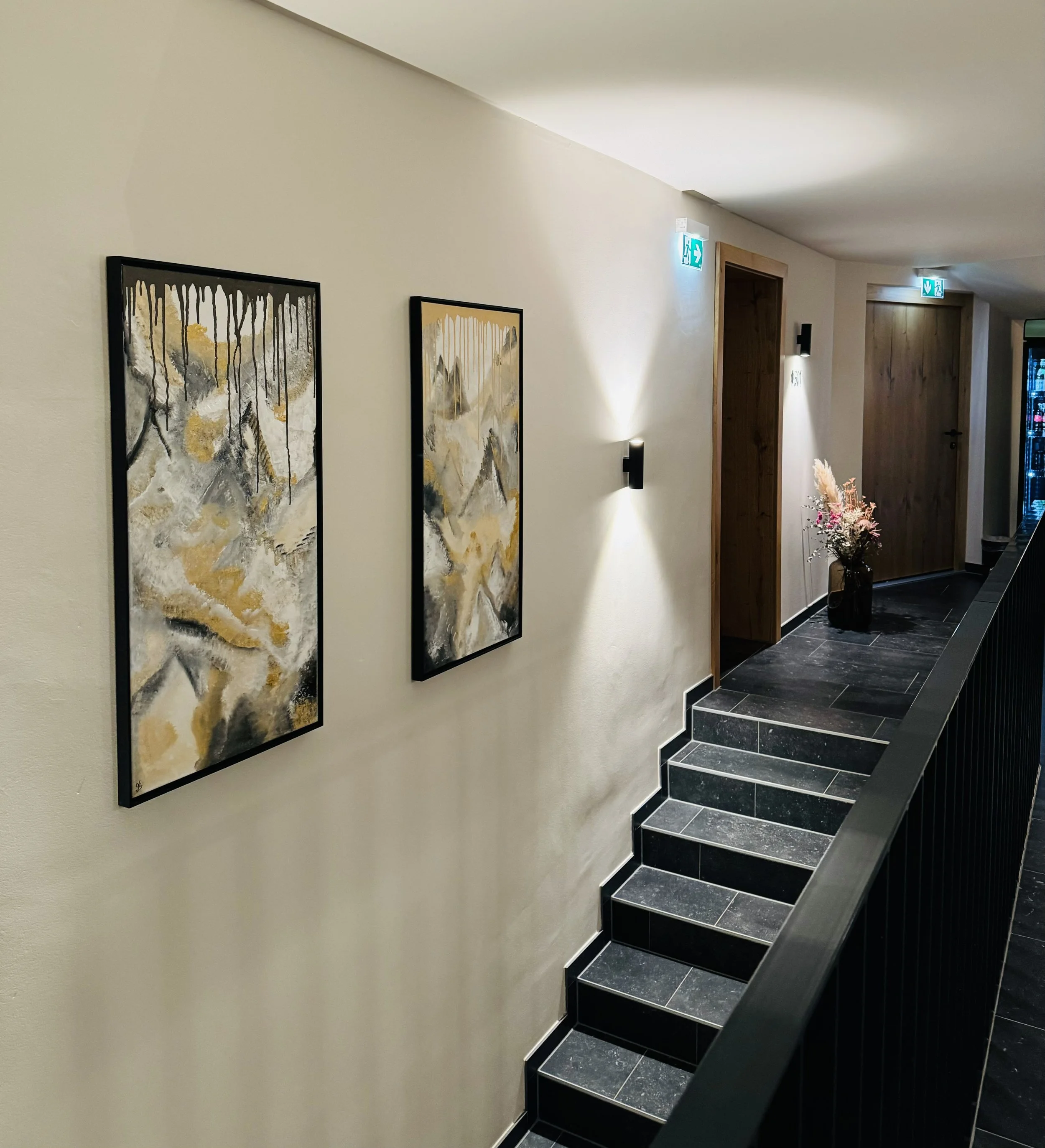 Ausschnitt einer Kunstausstellung im Arpuria Hotel in St. Anton, präsentiert werden abstrakte Berglandschaften der Künstlerin.