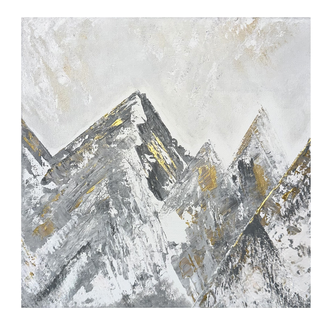 Abstrakte Berglandschaft von Sabrina Teufel mit markanten Bergformen, strukturreicher Oberfläche und Akzenten in Weiß, Hellgrau, Grau und Gold.