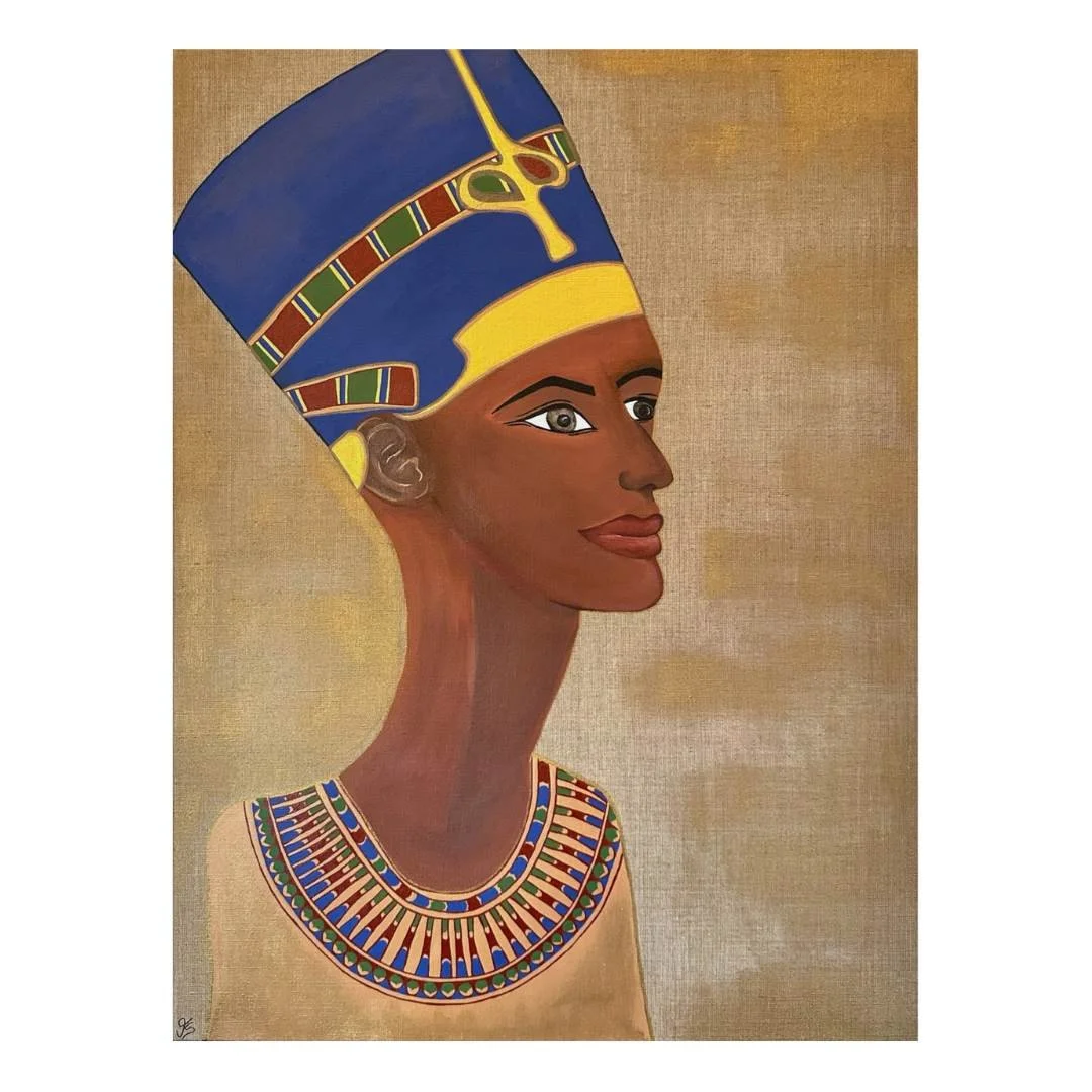 Figuratives Acrylgemälde der ägyptischen Königin Nofretete im Profil mit blauer Krone und buntem Collier in Gold-, Blau- und Rottönen auf goldenem Hintergrund, als historisch-figurative Darstellung.