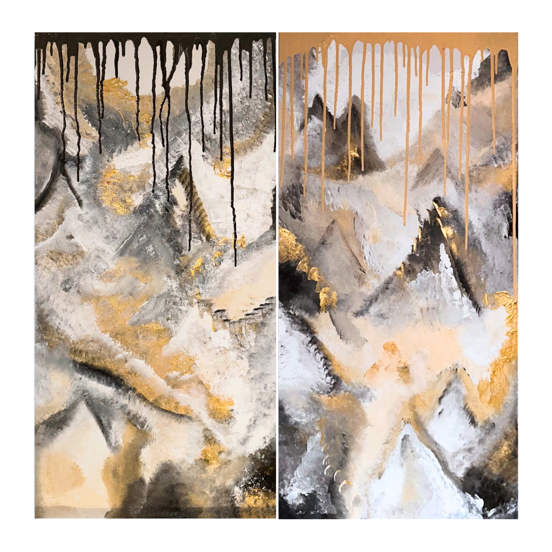 Abstrakte Alpen-Berglandschaft in Schwarz-, Weiß-, Gold-, Grau- und Beigetönen mit vielschichtigen, texturierten Flächen, die an Bergketten erinnern und eine warme, erdige und zugleich stille Stimmung vermitteln.