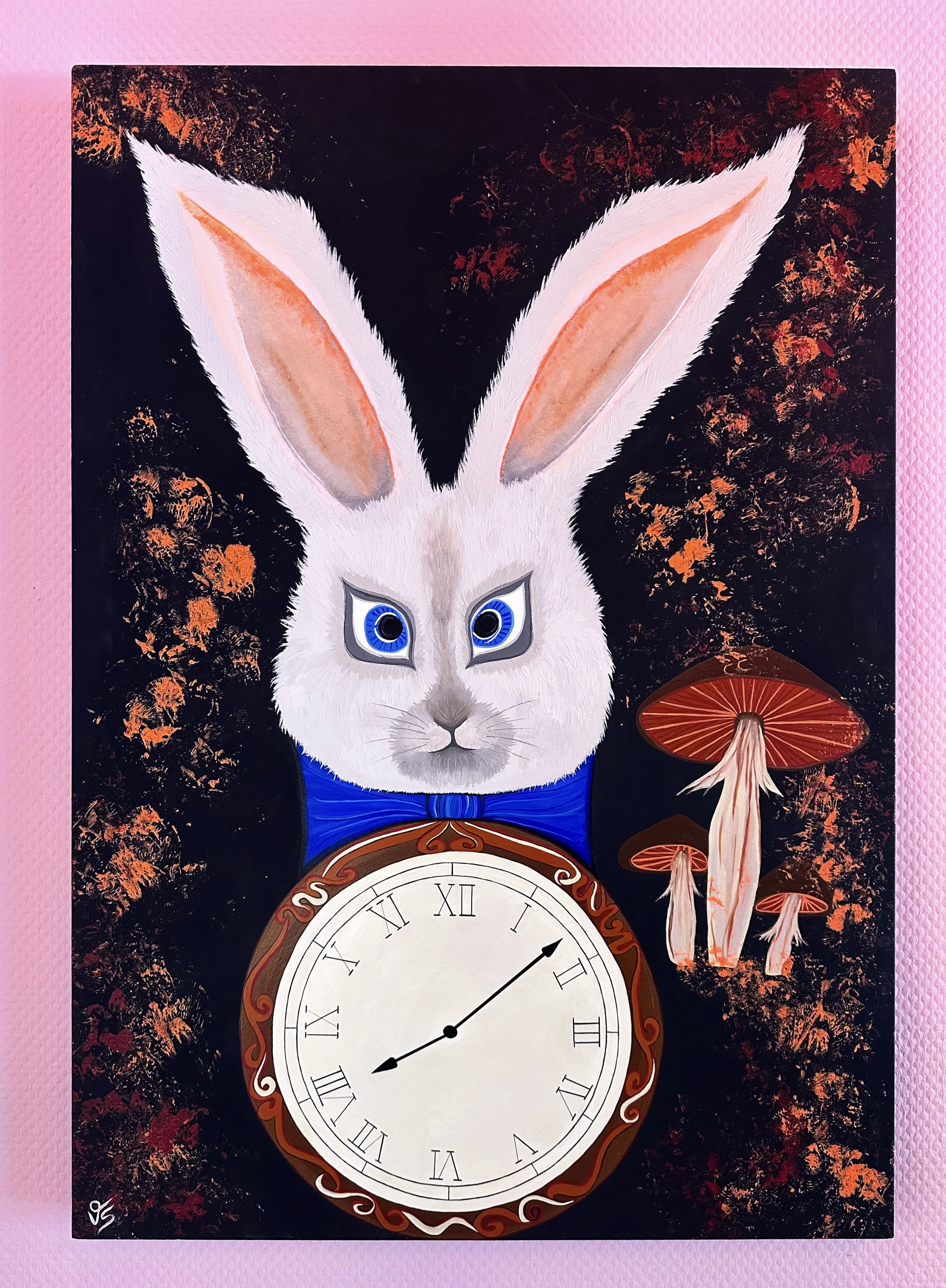 Abstraktes Kunstwerk mit einem weißen Hasen im Stil von Alice im Wunderland, umgeben von dunklen, organischen Formen und leuchtenden Pilzen, die eine mystische, transformierende Atmosphäre erzeugen.