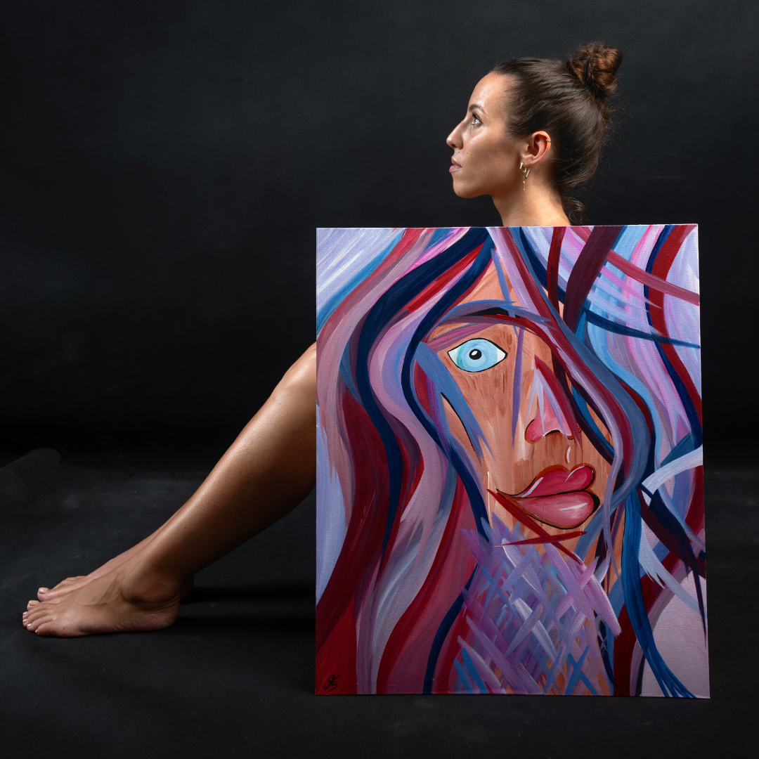 Künstlerin vor dem Kunstwerk „Silent Beauty“ mit dargestellter weiblicher Figur im Bild, abstrakte Linienstruktur im Einklang mit der Körperhaltung.