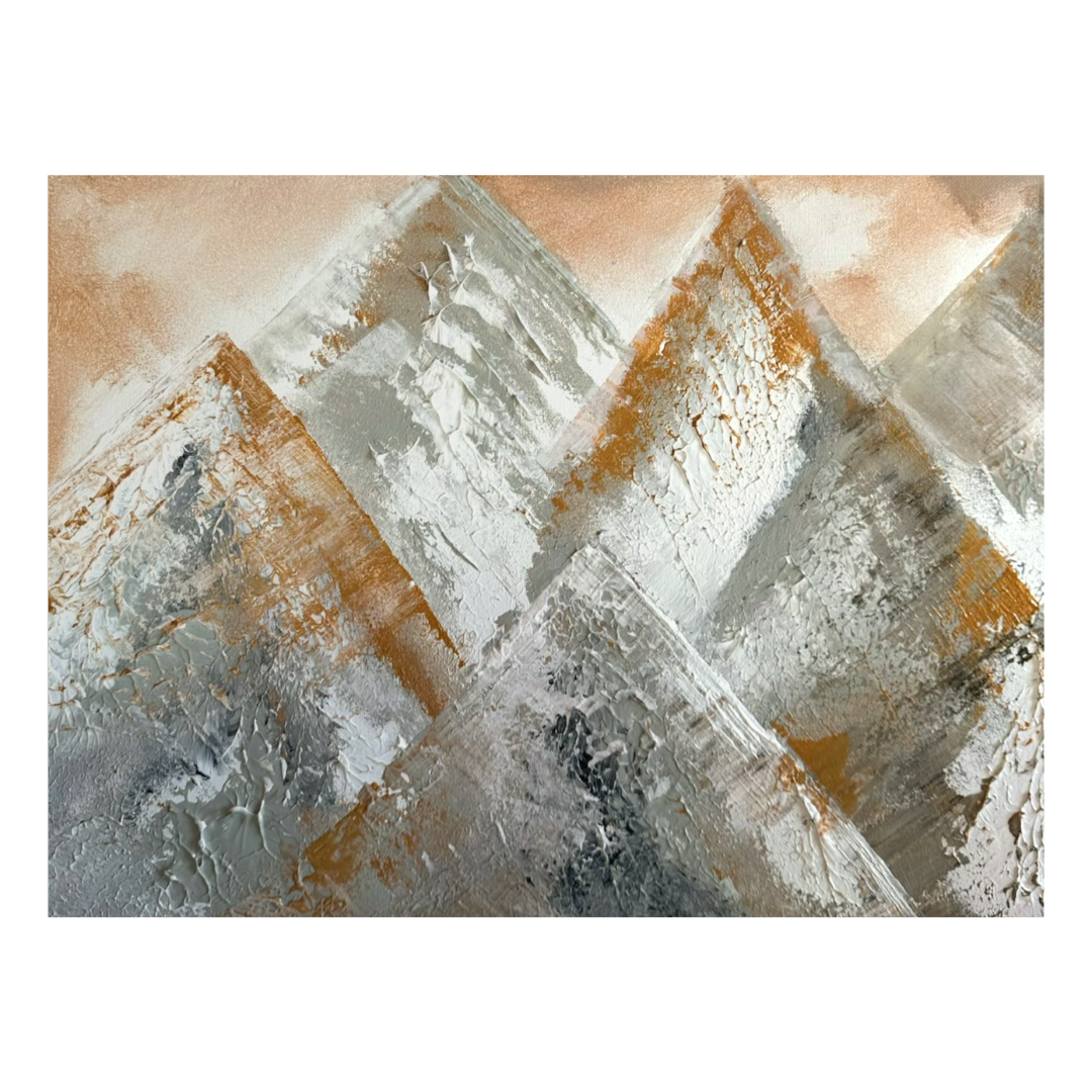 Abstrakte Berglandschaft von Sabrina Teufel mit markanten Bergformen, strukturreicher Oberfläche und Akzenten in Weiß, Grau und Gold.