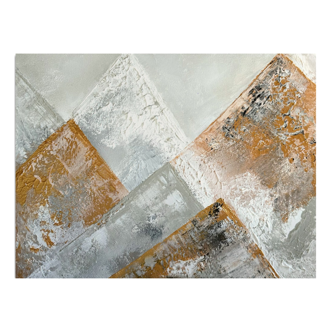 Moderne Berglandschaft von Sabrina Teufel mit reliefartiger Oberfläche in Weiß, Gold und Grautönen.