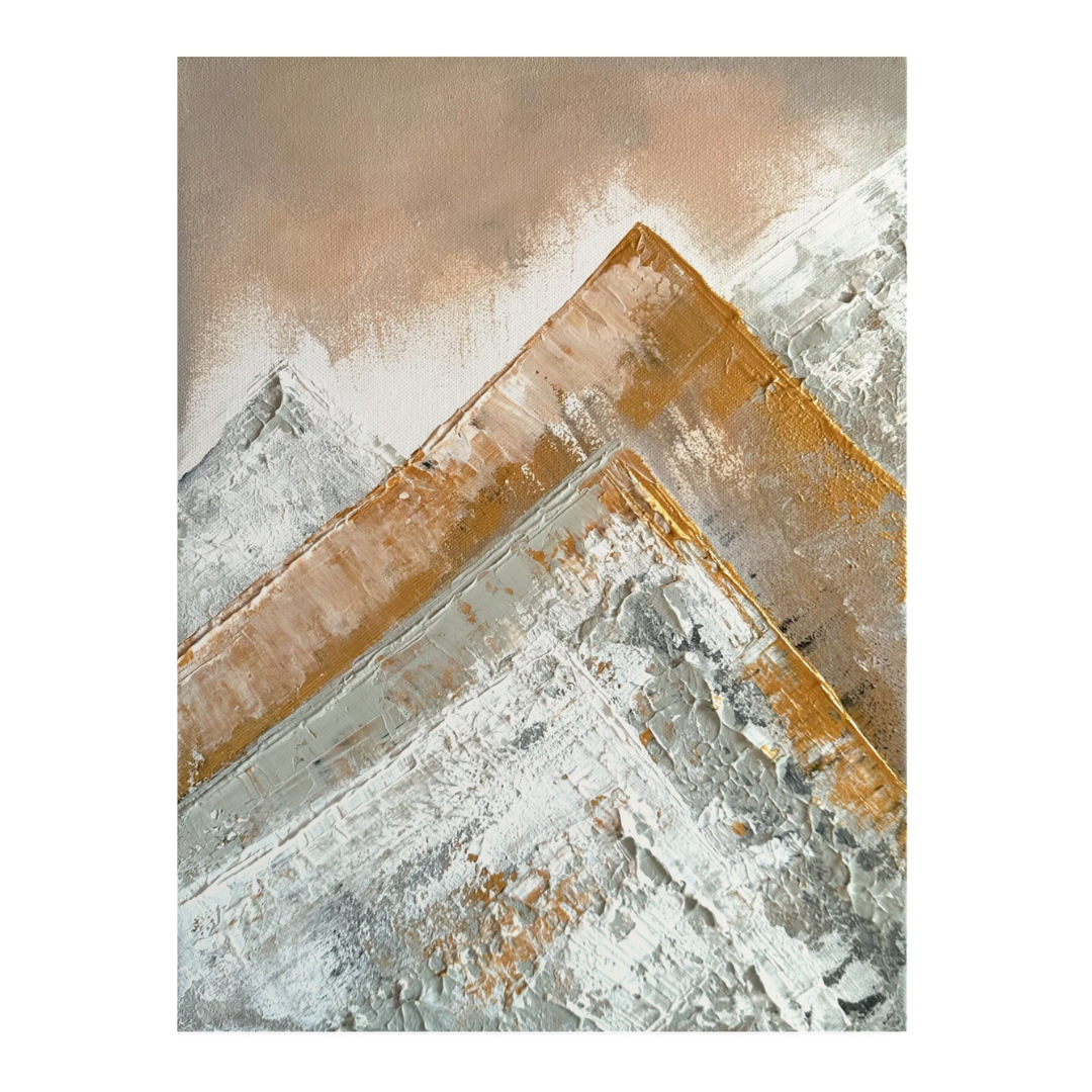 Strukturreiche Berglandschaft von Sabrina Teufel in Weiß-, Grau- und Goldtönen mit geometrischen Bergformen.