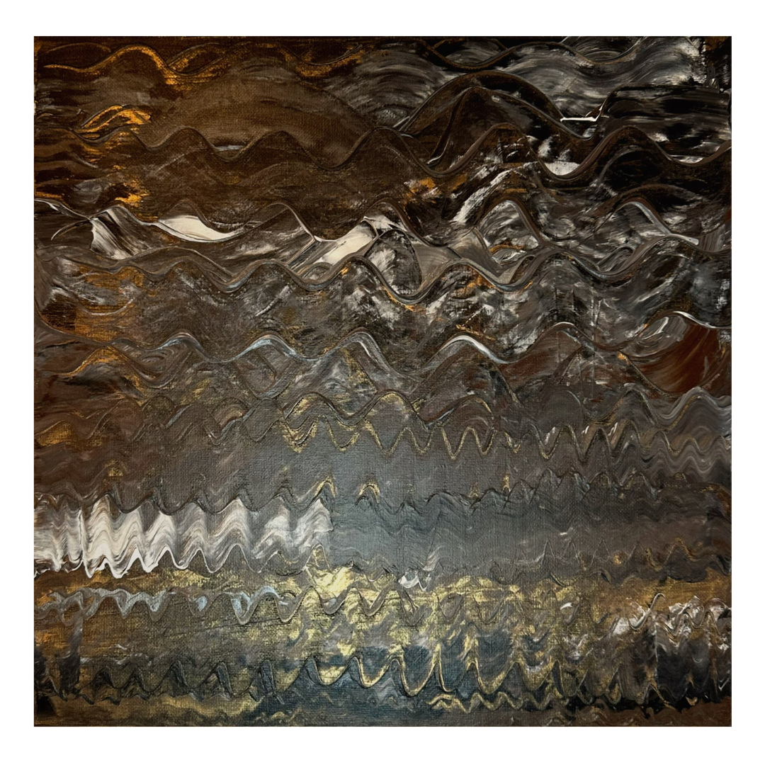 Abstraktes Kunstwerk in Schwarz-Weiß-, Gold- und Brauntönen mit fließenden, wellenartigen Formen und organischen Strukturen, die Bewegung und Tiefe erzeugen.