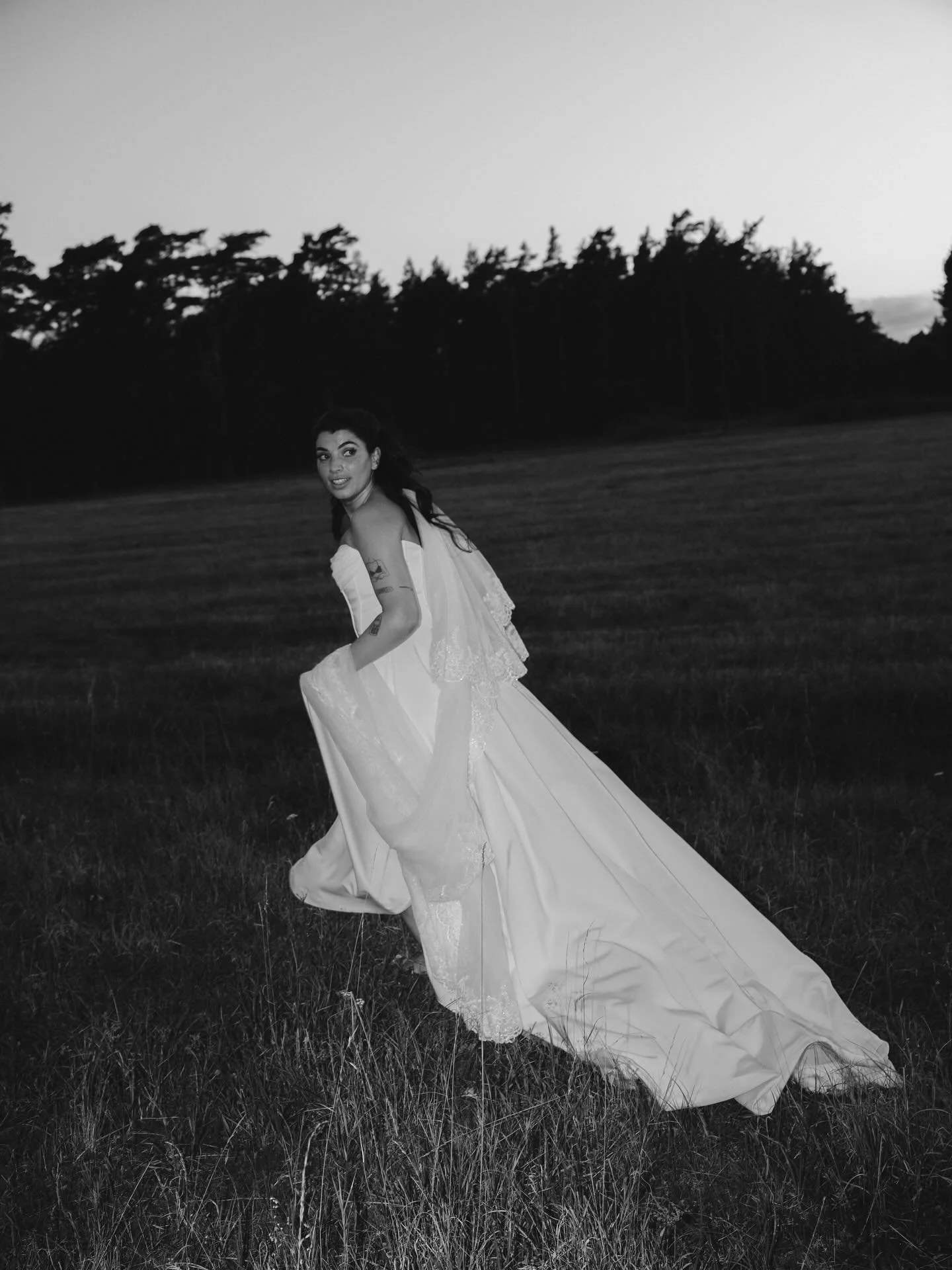 Brud med stort B❤️&zwj;🔥
.
.
.
.
.
.
#wedding #gotland #wedding #gotlandbr&ouml;llopsfotograf #dokument&auml;rbr&ouml;llopsfotograf #film #flashphotography