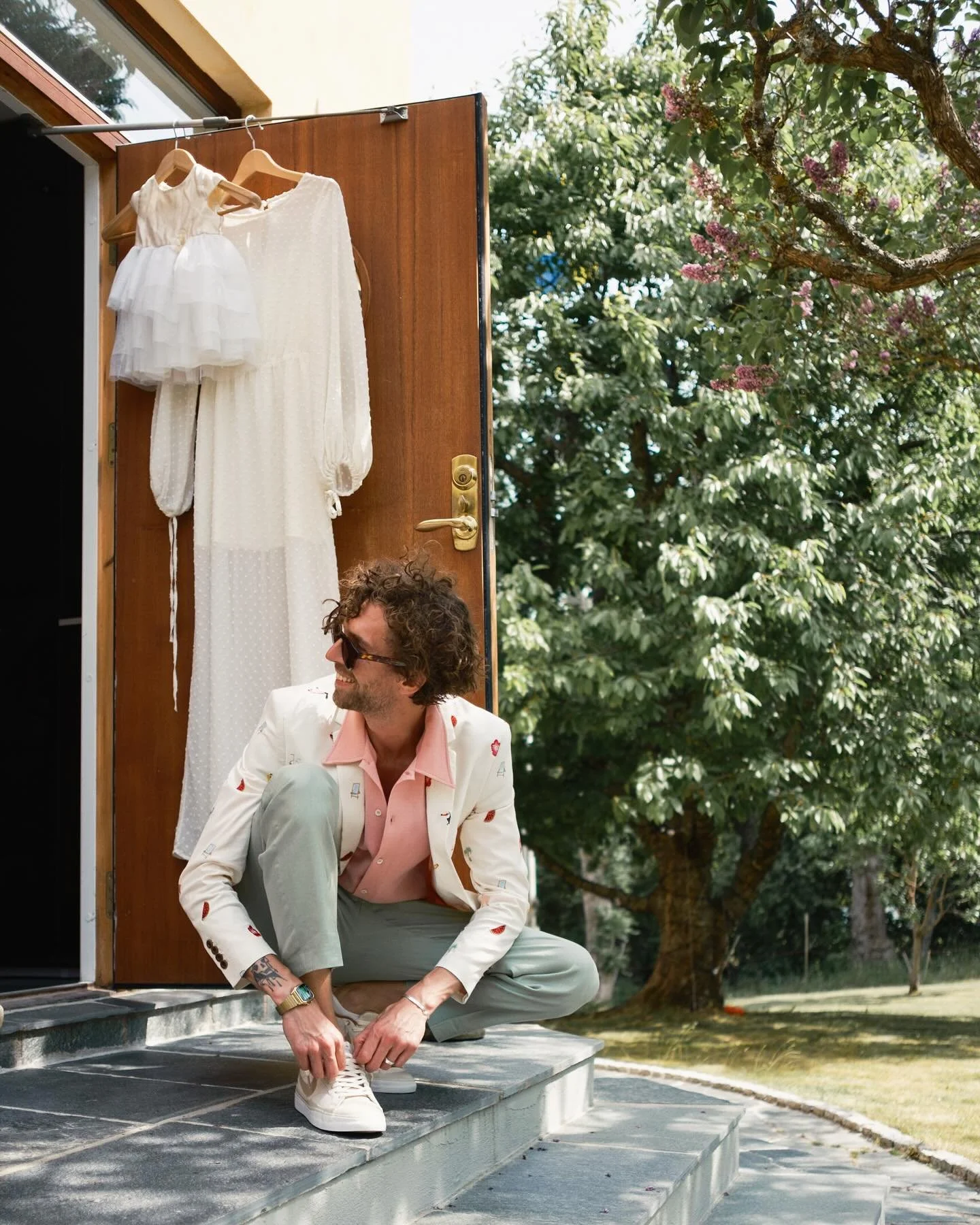 Otrolig brudgums-outift. Zooma f&ouml;r kavaj med stort K.
.
.
.
.
.

#br&ouml;llopsfotografstockholm #dokument&auml;rbr&ouml;llopsfotograf #documentaryweddingphotography #weddingdetails #flashphotography #groomoutfit