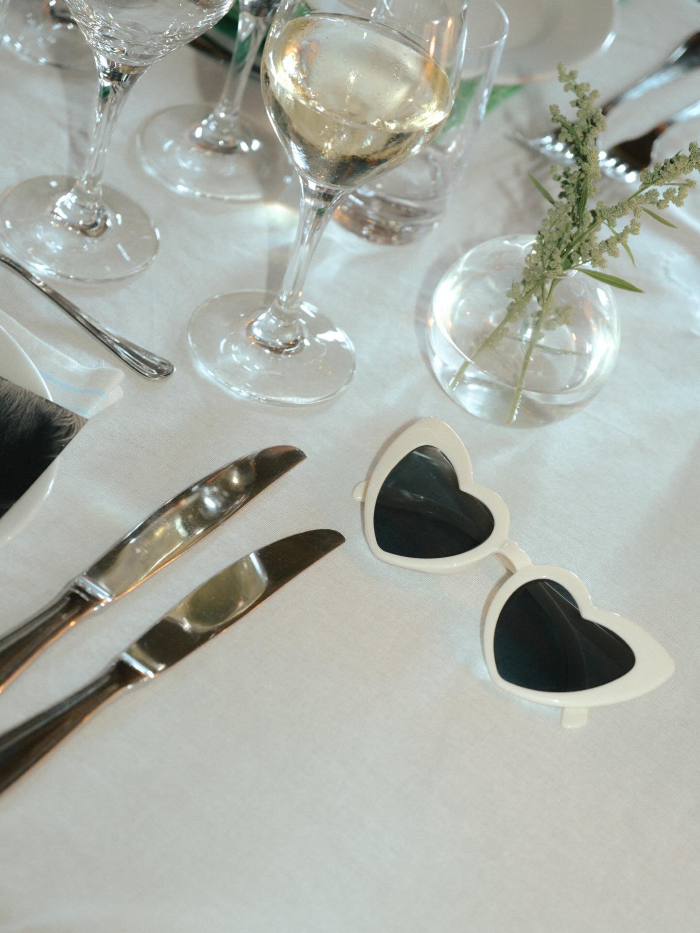 🕶️

.
.
.
.
.

#br&ouml;llopsfotografstockholm #dokument&auml;rbr&ouml;llopsfotograf #documentaryweddingphotography #flashphotographer #weddinggotland